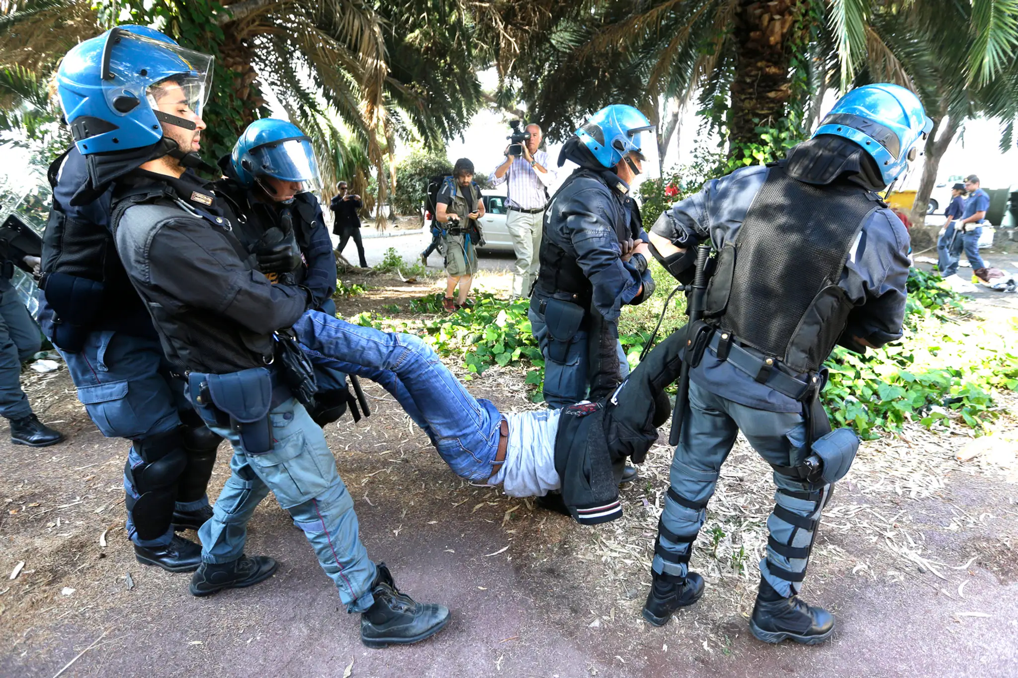 Policajti migrantov z francúzsko-talianských hraníc odnášali v rukách