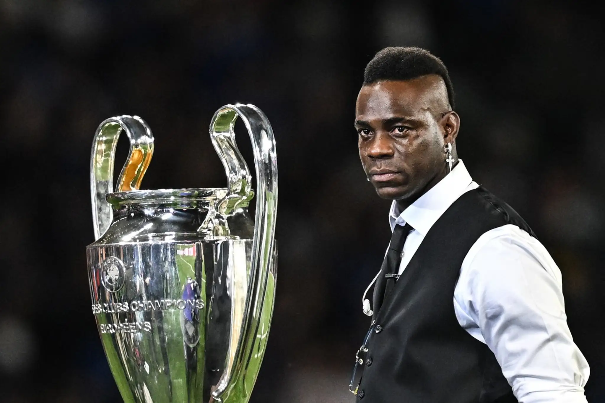 Mario Balotelli vedľa trofeje Ligy majstrov, ktorú v roku 2010 vyhral s Interom Miláno.