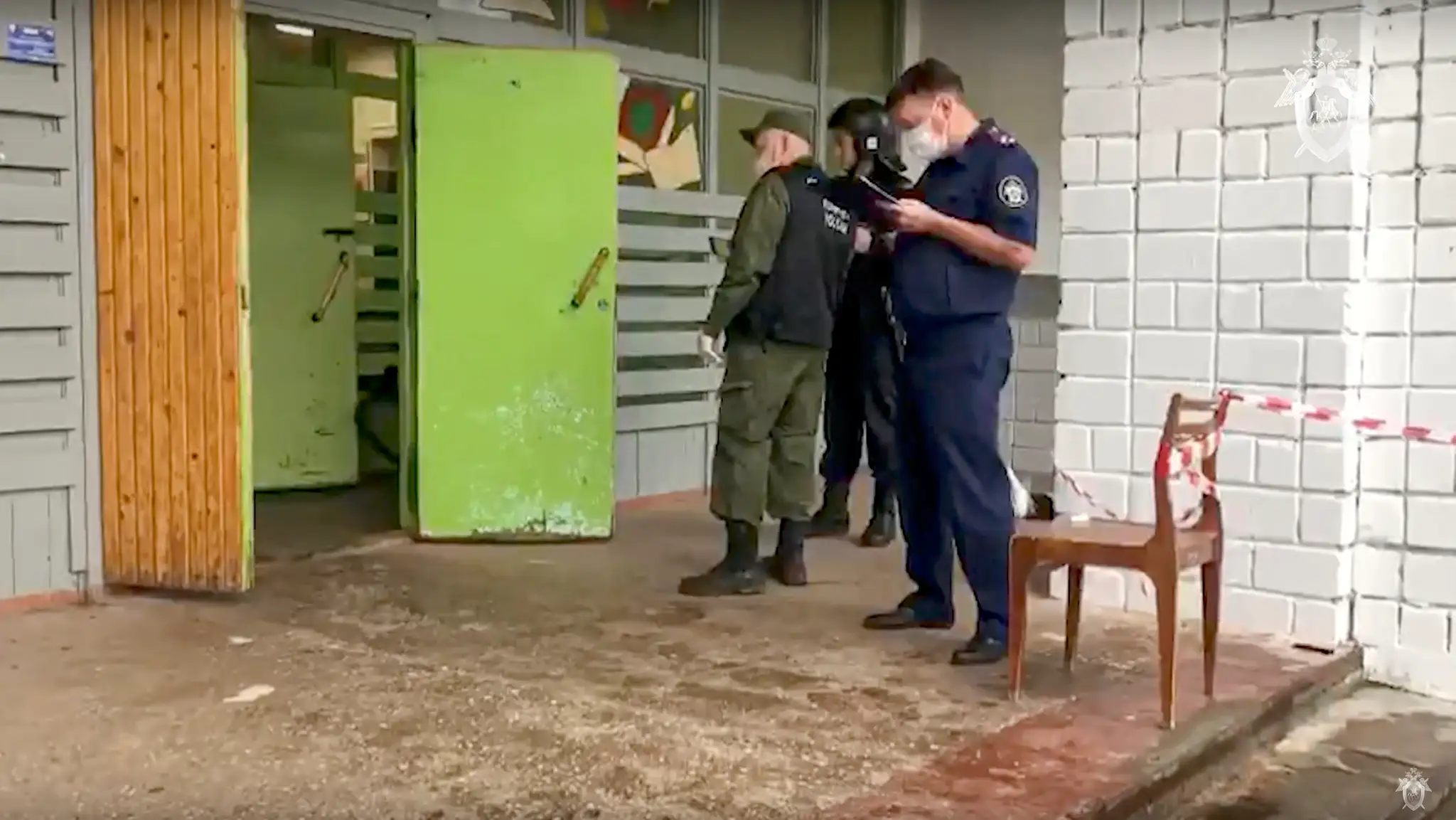 Členovia ruského vyšetrovacieho výboru pracujú na mieste streľby v škole v ruskom Iževsku