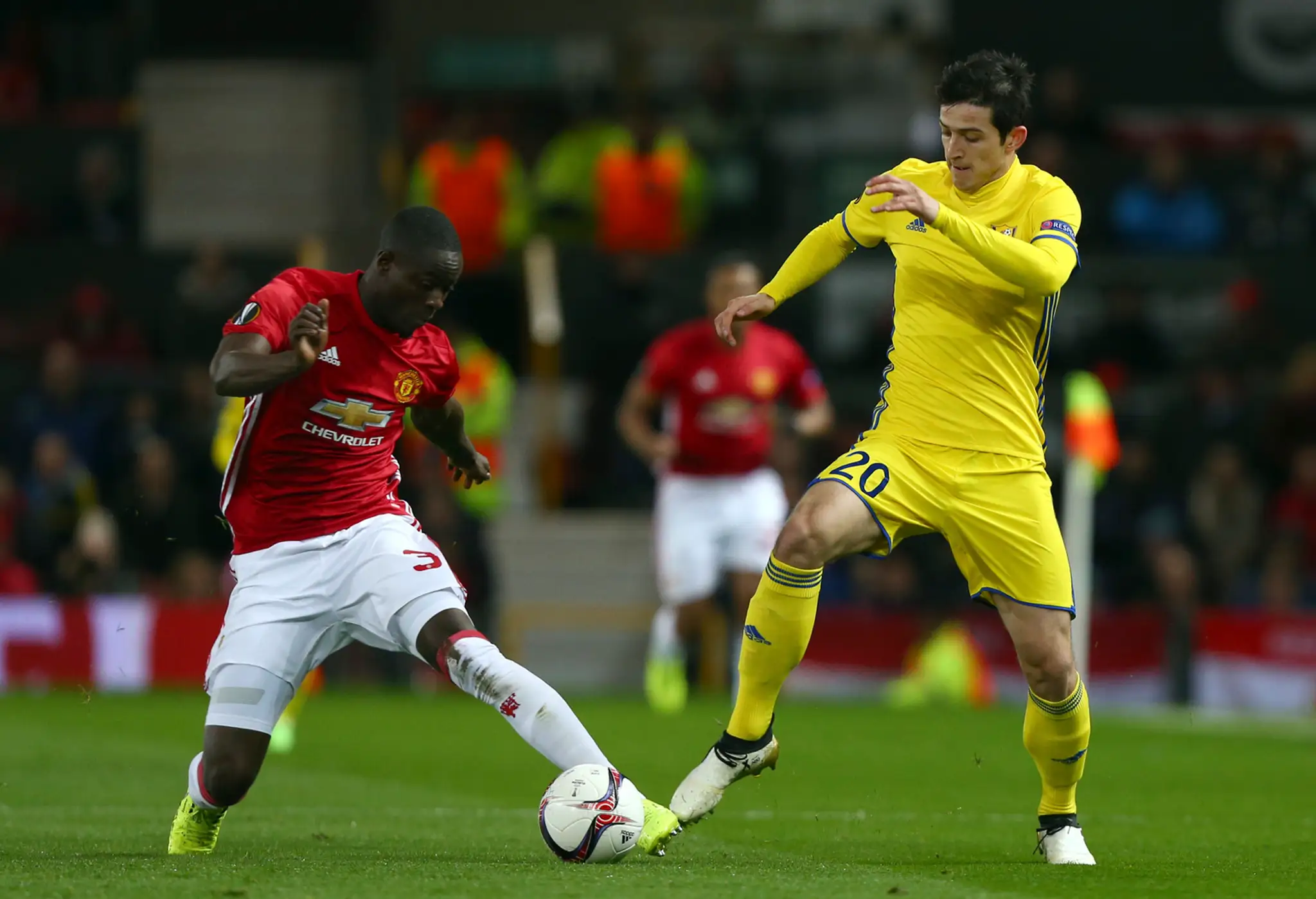 Eric Bailly (vľavo) z ManUtd bojuje o loptu so Sardarom Azmounom z Rostova v odvete osemfinále EL.