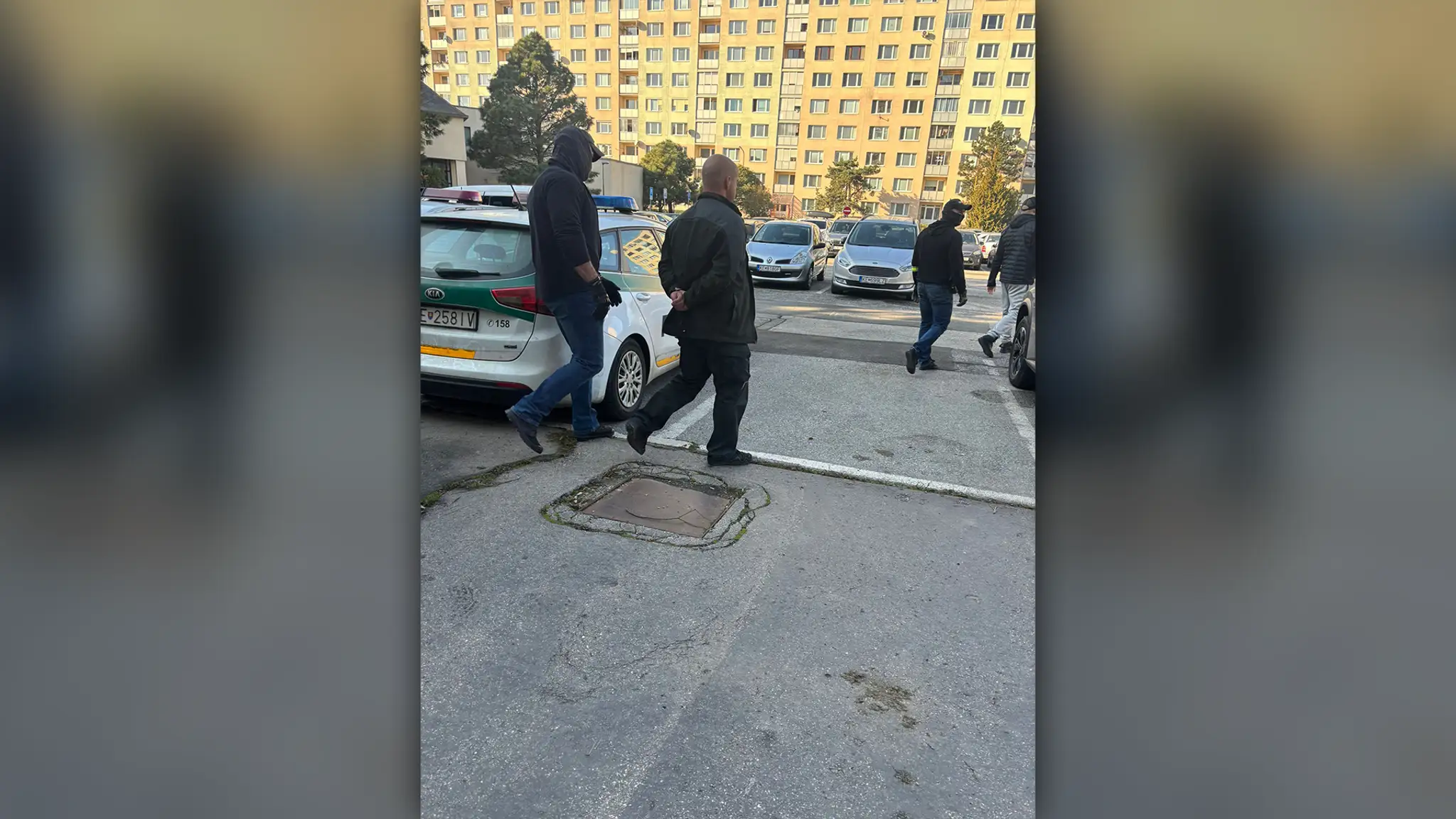 Policajt skončil v putách.