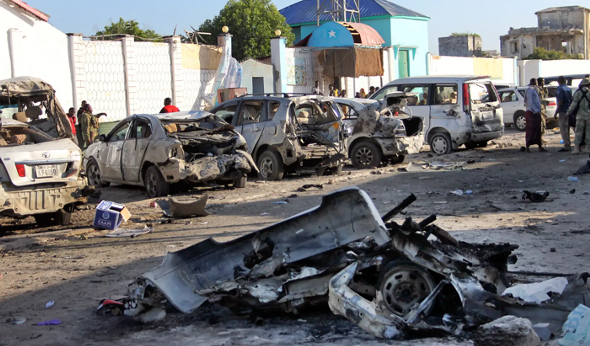 Auto samovražedného útočníka pred hotelom v somálskej metropole Mogadišo.