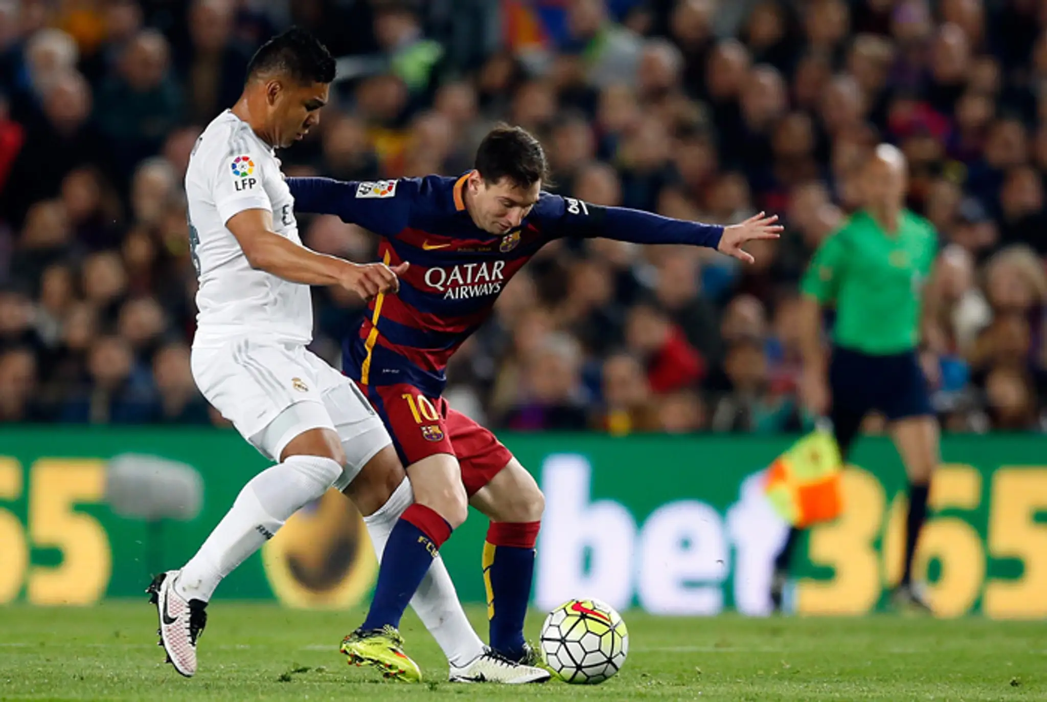 Casemiro (Real) a Lionel Messi (FC Barclona) počas El Clásico.