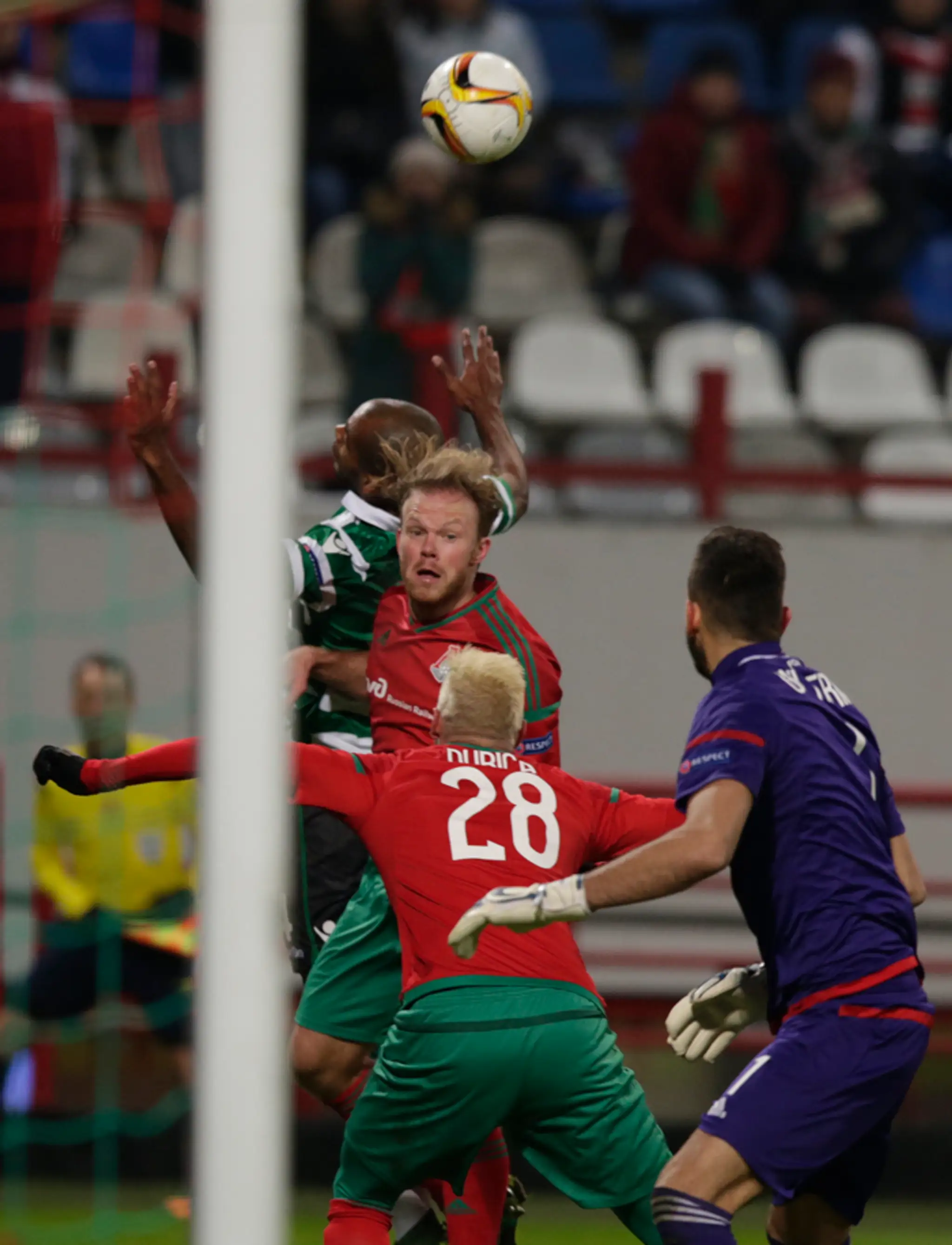 Hráč Sportingu Naldo hlavičkuje, dole druhý sprava obranca Lokomotivu Ján Ďurica.