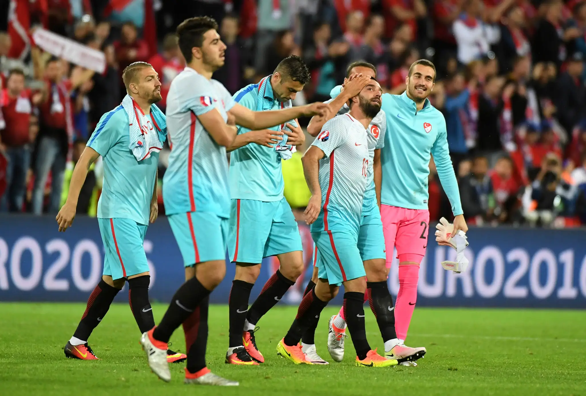 Na snímke turecký hráč Arda Turan (druhý vpravo) sa teší so spoluhráčmi po výhre 2:0 nad Českom.