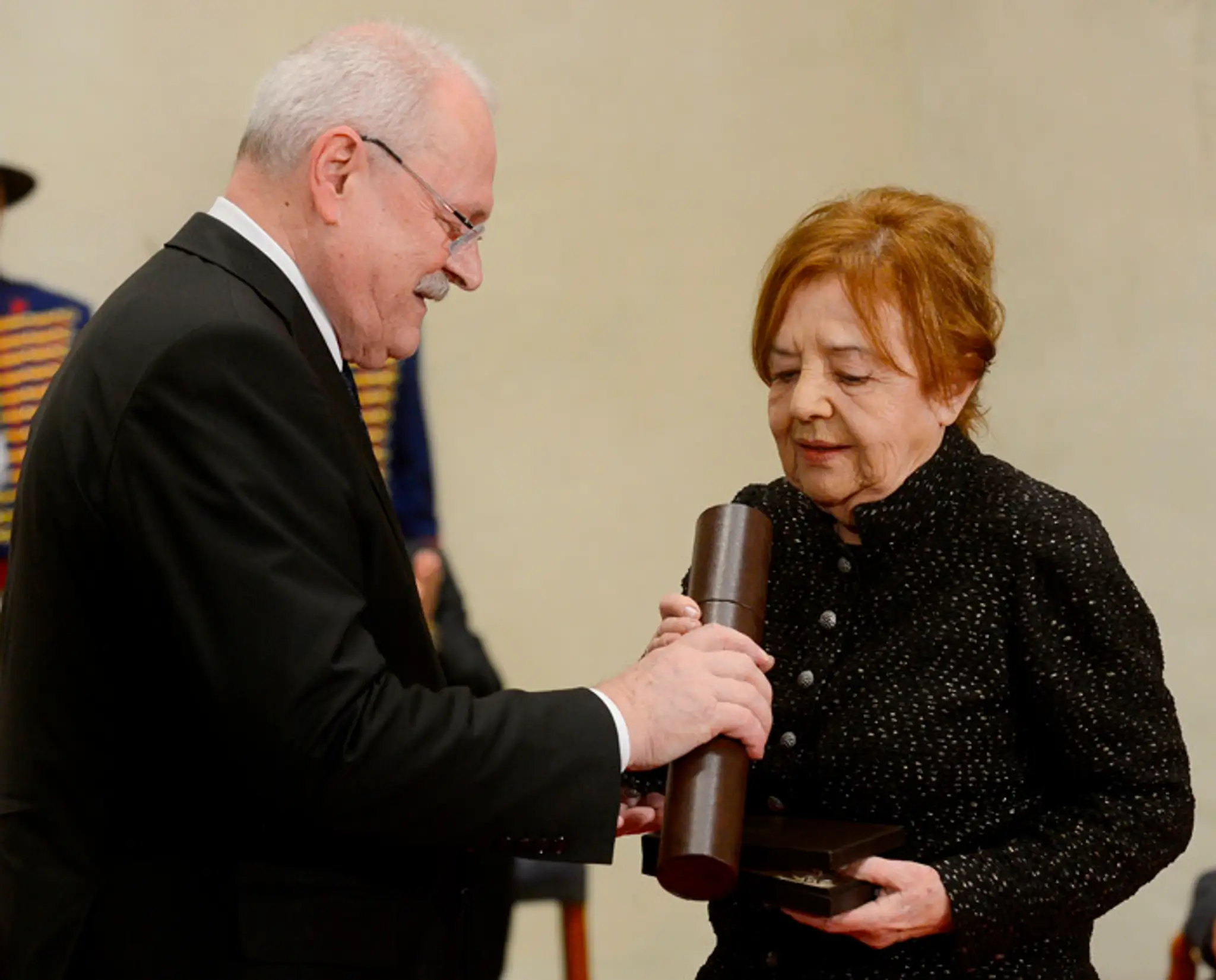 Eva Krížiková si preberá z rúk prezidenta vyznamenanie