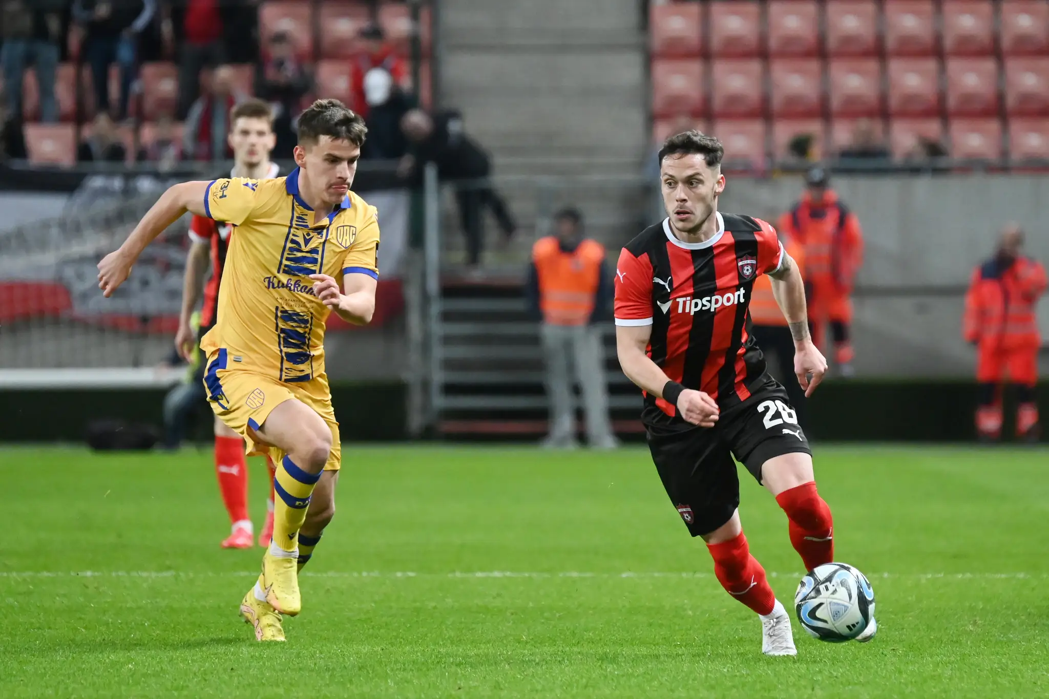 Sprava hráč Spartaka Martin Bukata a hráč DAC Milán Vitális v zápase 20. kole Niké ligy.