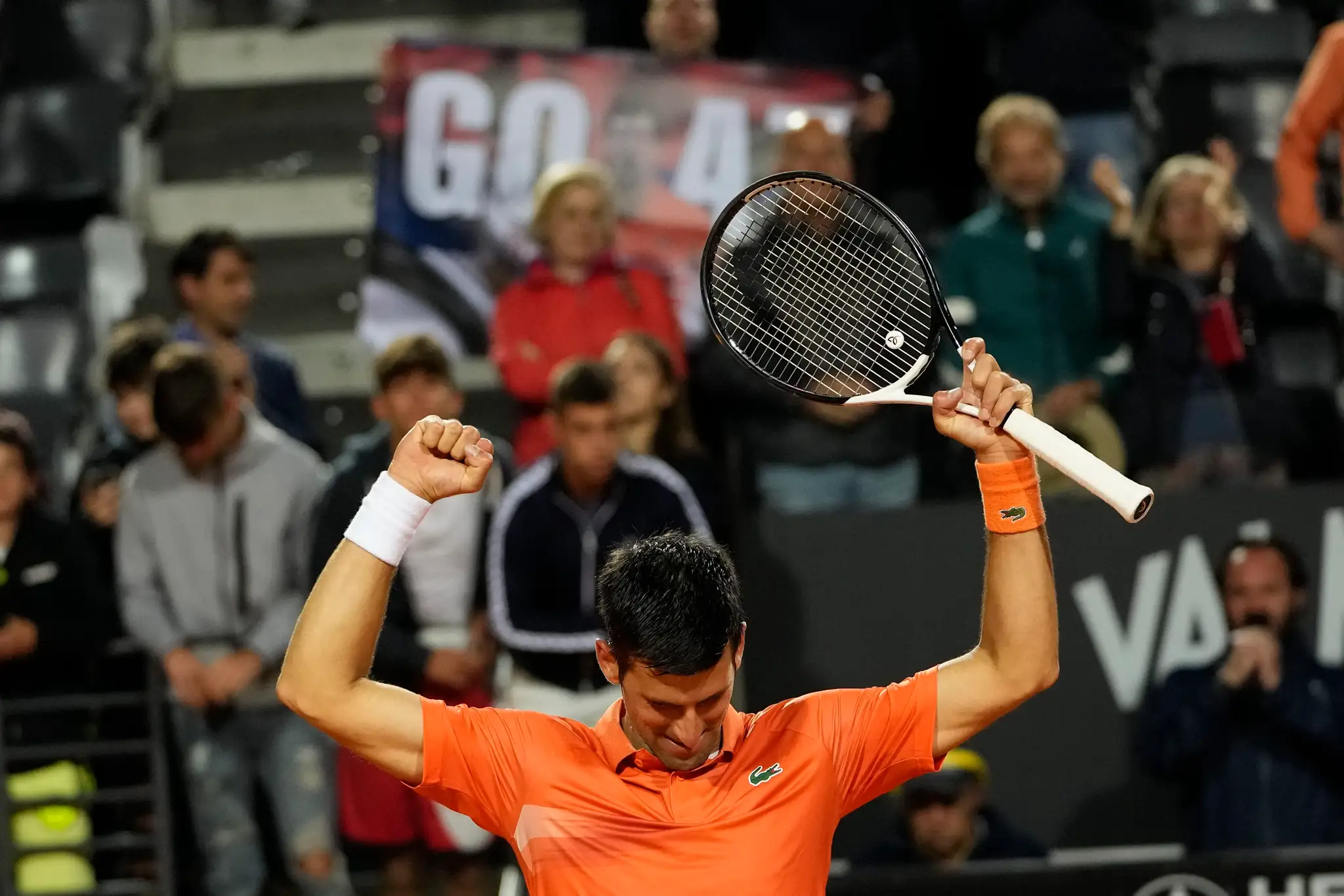 Srbský tenista Novak Djokovič sa teší po výhre nad Nórom Casperom Ruudom