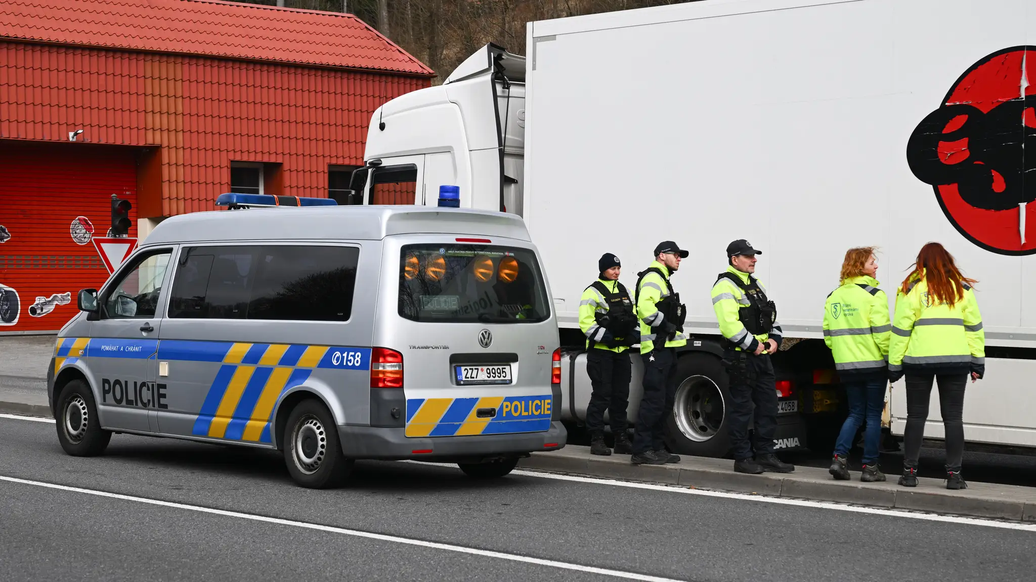 Policajti pre slintačku a krívačku zastavujú vozidlá na hraničných priechodoch