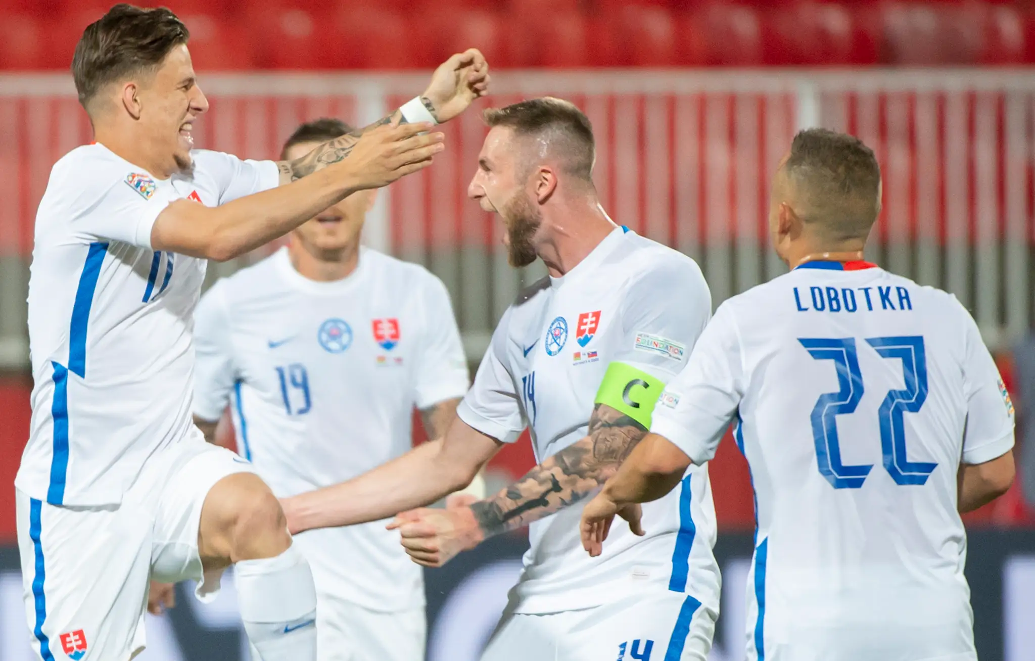 Gólová radosť Slovákov, zľava Tomáš Suslov, Milan Škriniar a Stanislav Lobotka v zápase Ligy národov v Bielorusku.