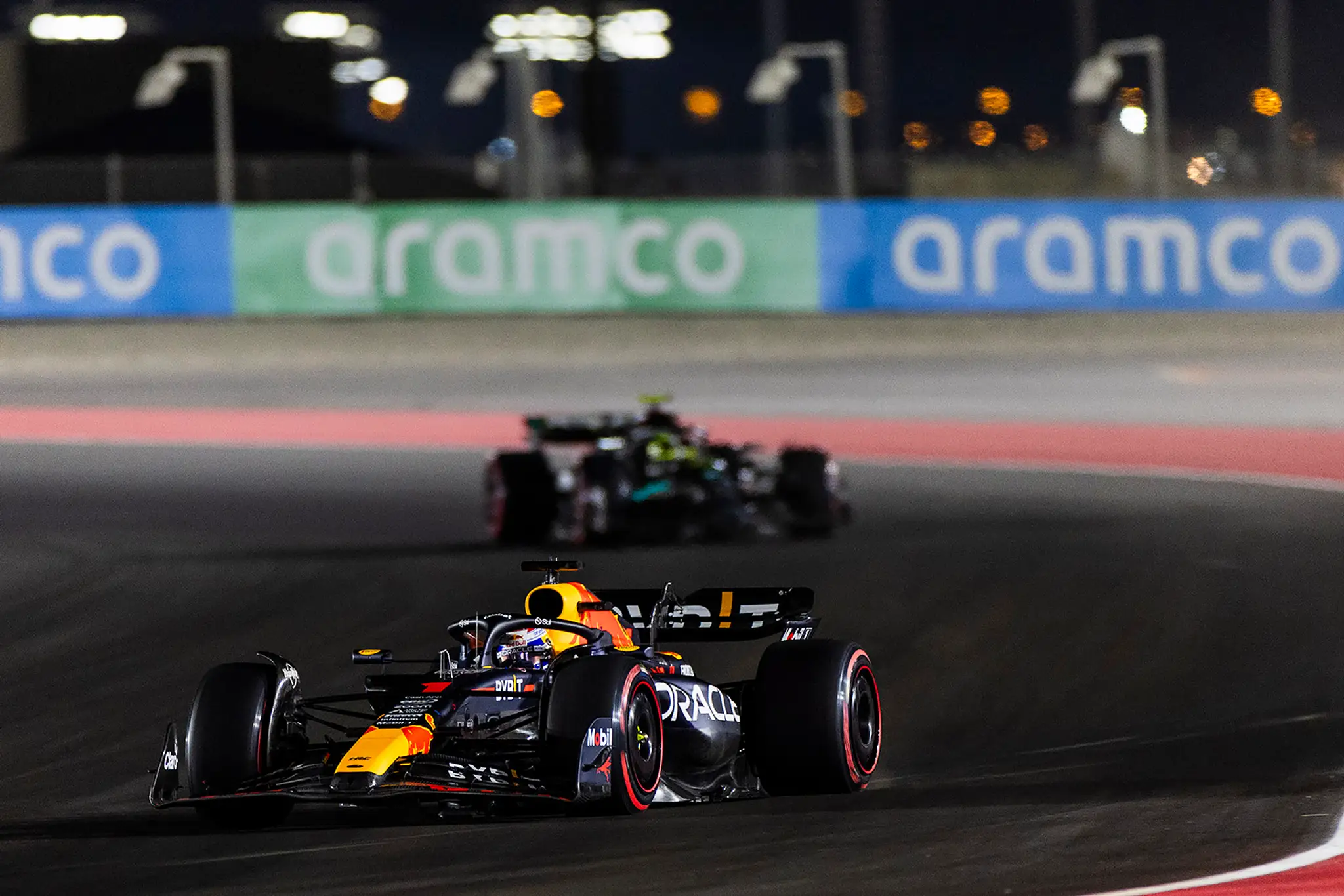 Max Verstappen na Red Bulle na trati v Katare.
