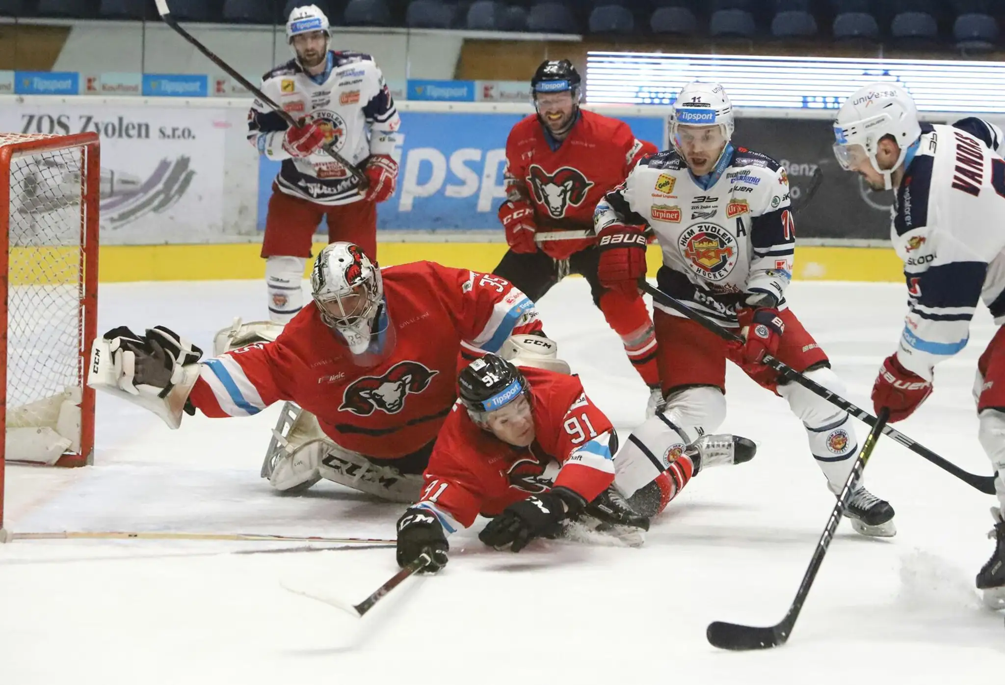 Zľava brankár Stephon Williams, Martin Nemčík (Banská Bystrica) a Rastislav Špirko, Michael Vandas (Zvolen).