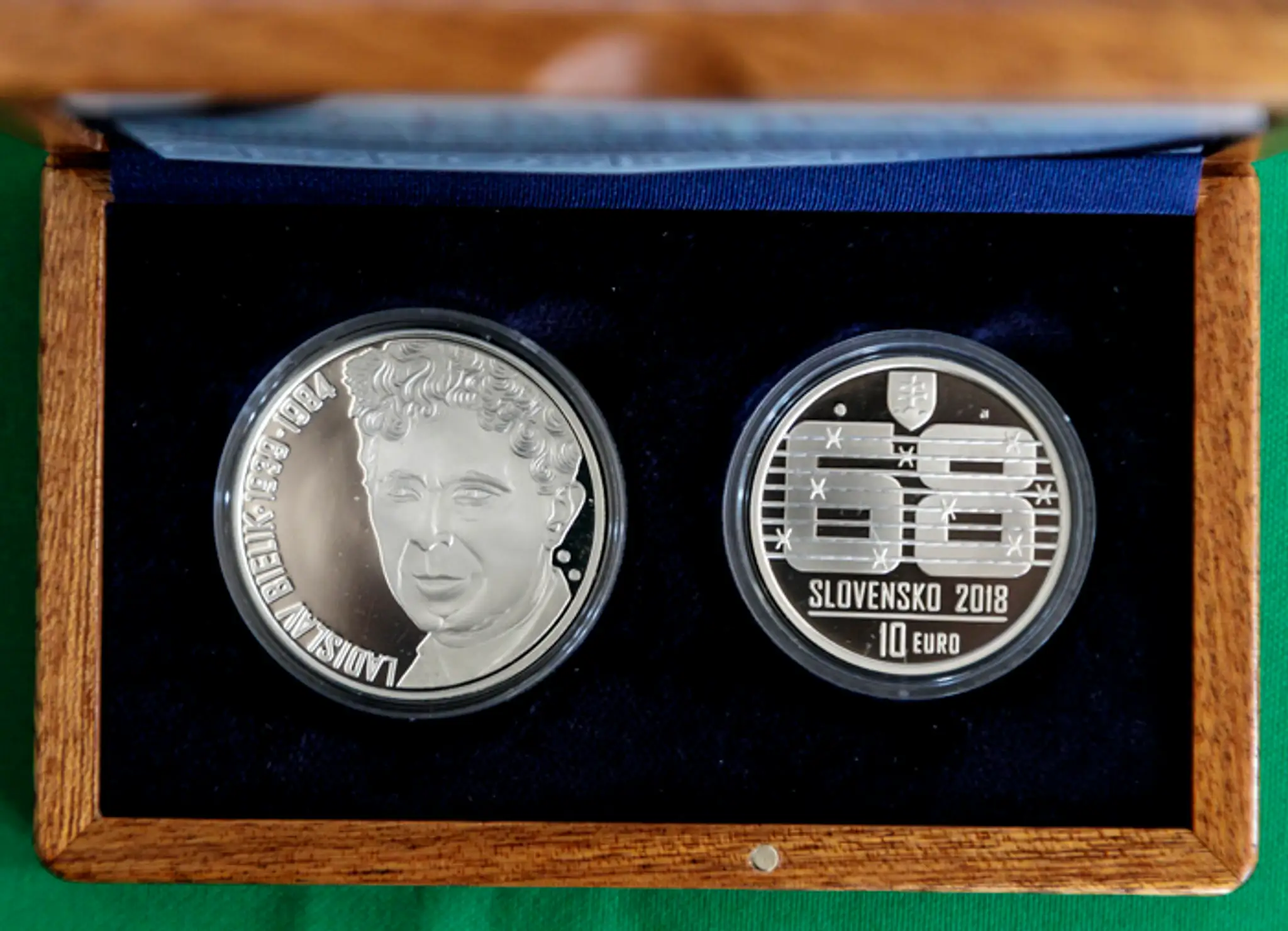 Zberateľská minca k 50. výročiu okupácie Československa vojskami Varšavskej zmluvy, vľavo je portrét Ladislav Bielika. 