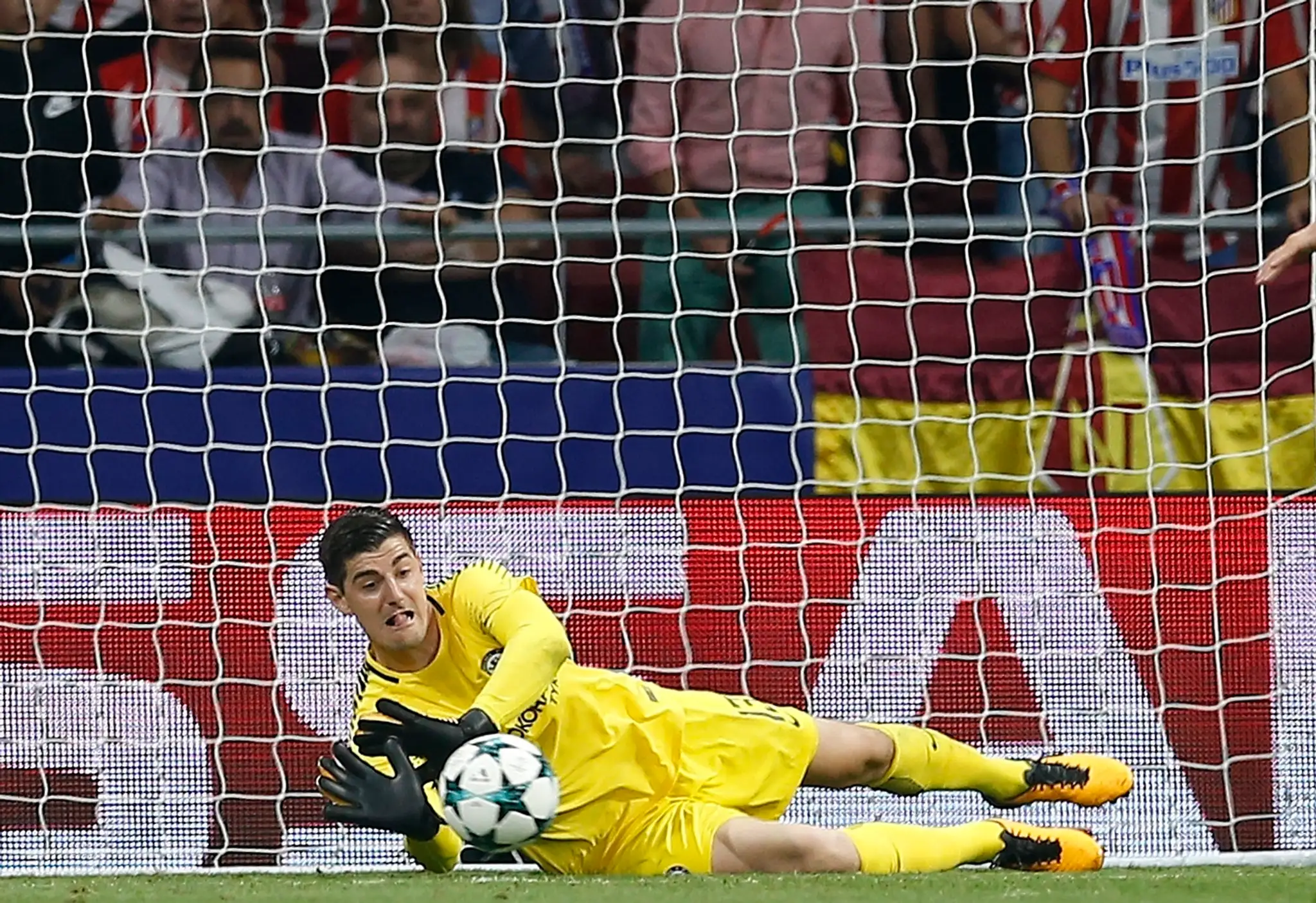 Ander Herrera (vpravo) z ManUtd sa snaží v dueli LM zastaviť Alana Dzagojeva z CSKA Moskva.