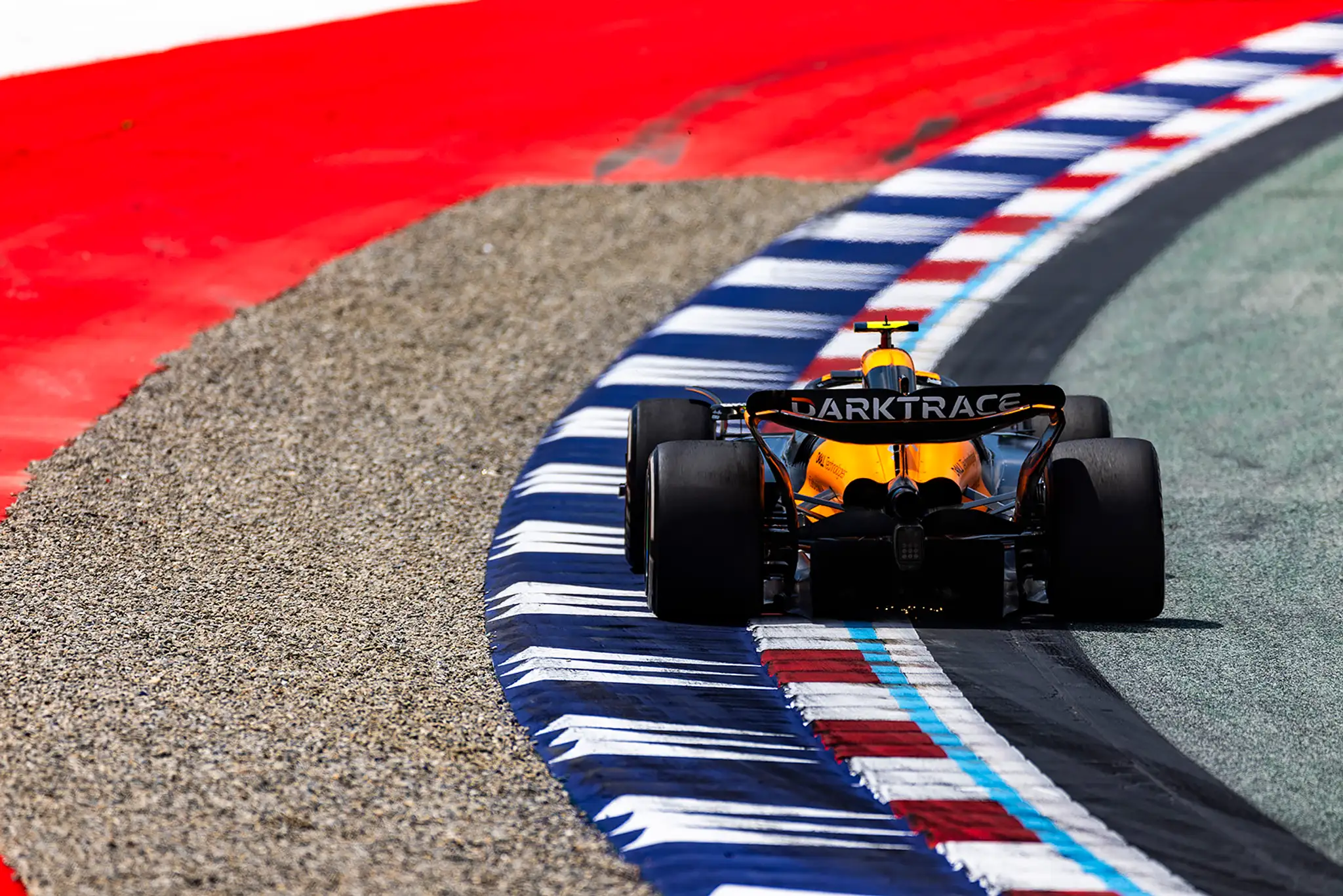 Brit Lando Norris z McLarenu na trati v Rakúsku.