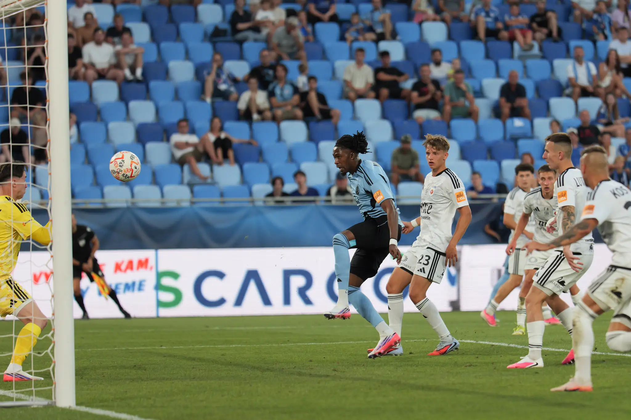 Na snímke uprostred hráč Manasse Kianga (Slovan) strieľa gól.