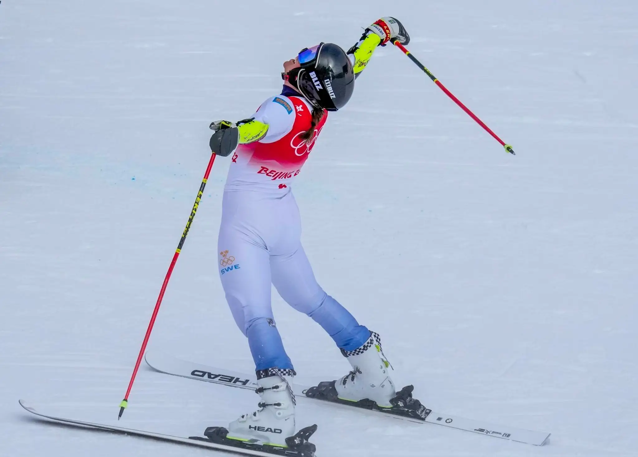 Švédska lyžiarka Sara Hectorová oslavuje zlato v obrovskom slalome na ZOH 2022.