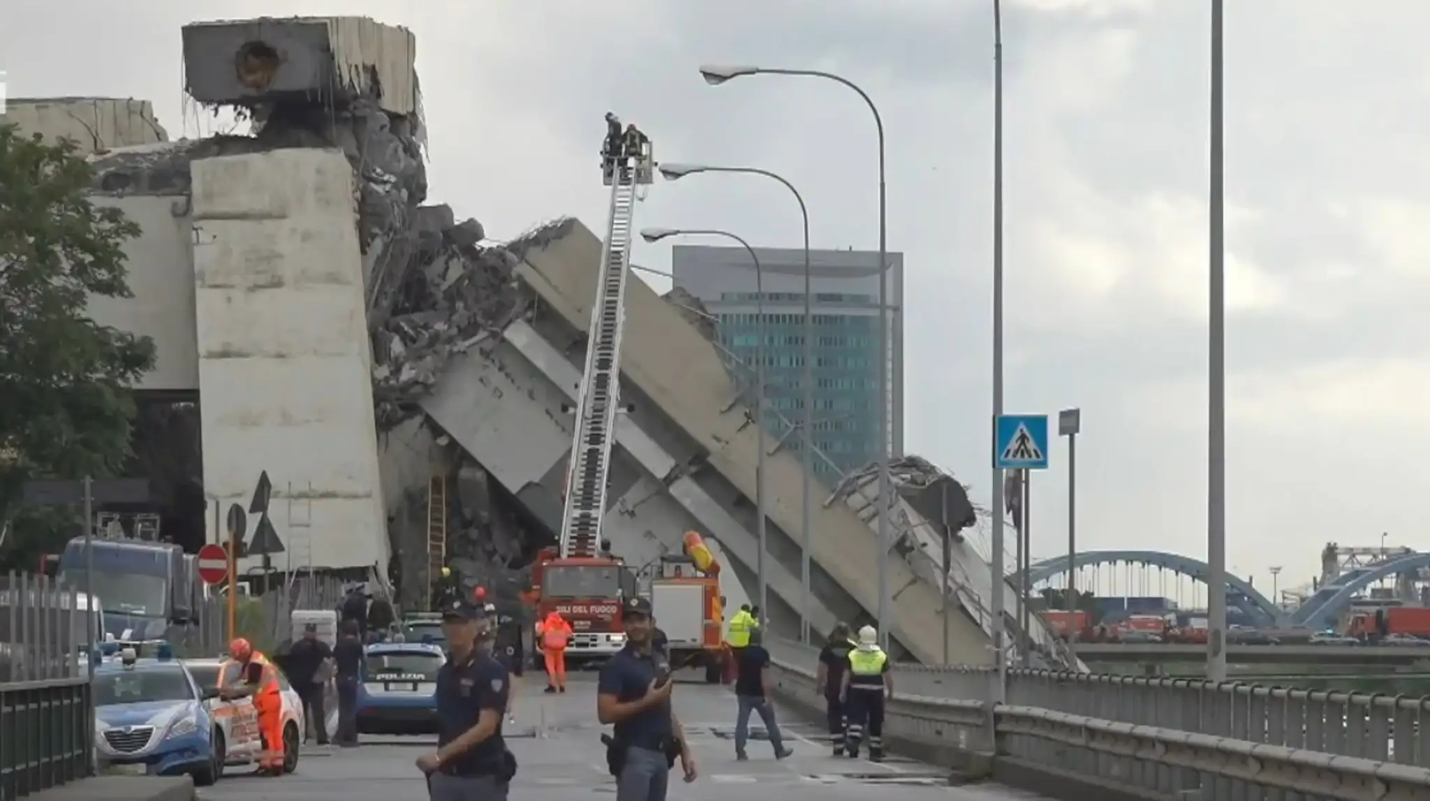 Trosky zrúteného mosta Morandi.