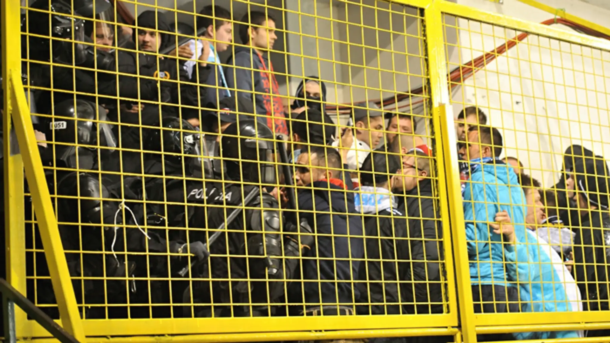 Zásah ťažkoodencov v sektore fanúšikov hosťujúcej Nitry vo štvrtom zápase semifinále play off hokejovej Tipsport extraligy.