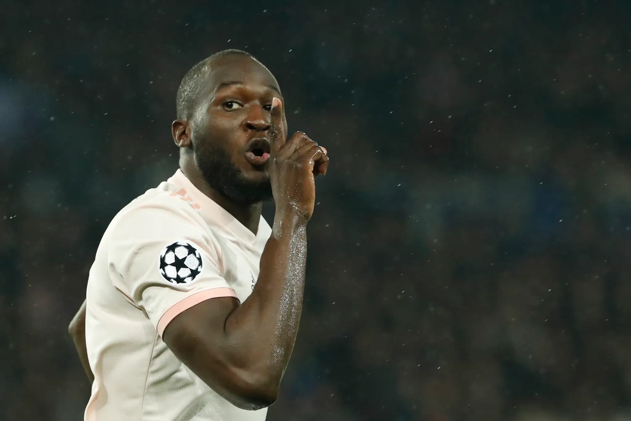 Thomas Meunier (v strede) z PSG strieľa na bránku Manchesteru United v odvete osemfinále LM, stíha ho Luke Shaw.