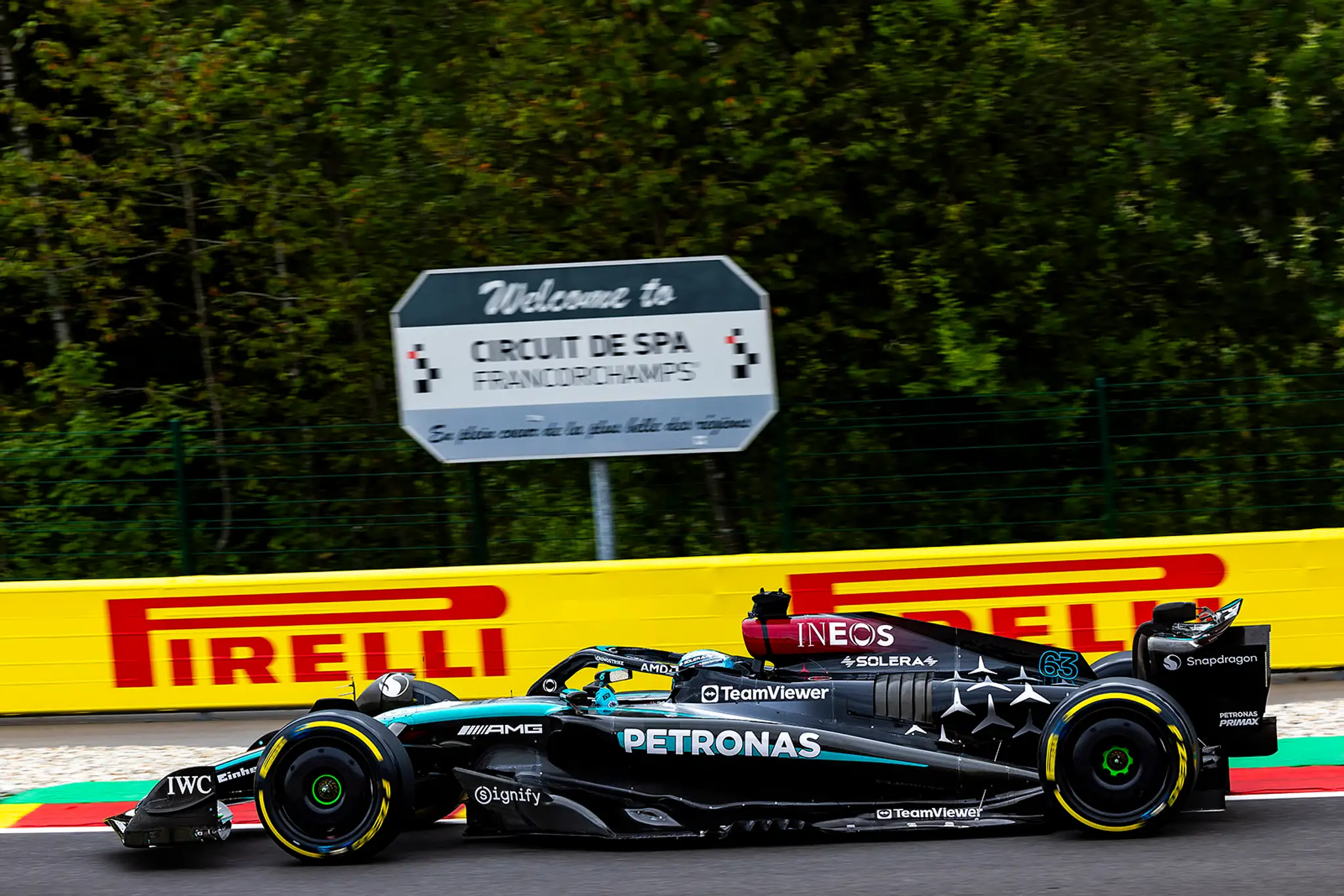 Monopost pilota Mercedesu Georgea Russella.