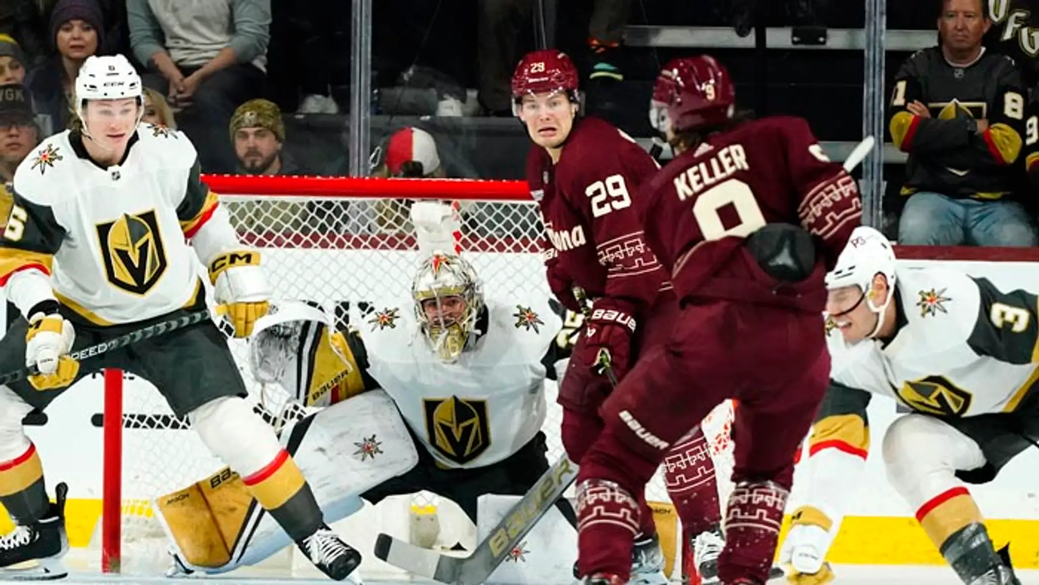Hokejista Arizony Coyotes Clayton Keller (druhý sprava) strieľa gól v zápase zámorskej hokejovej NHL Arizona Coyotes - Vegas Golden Knights.