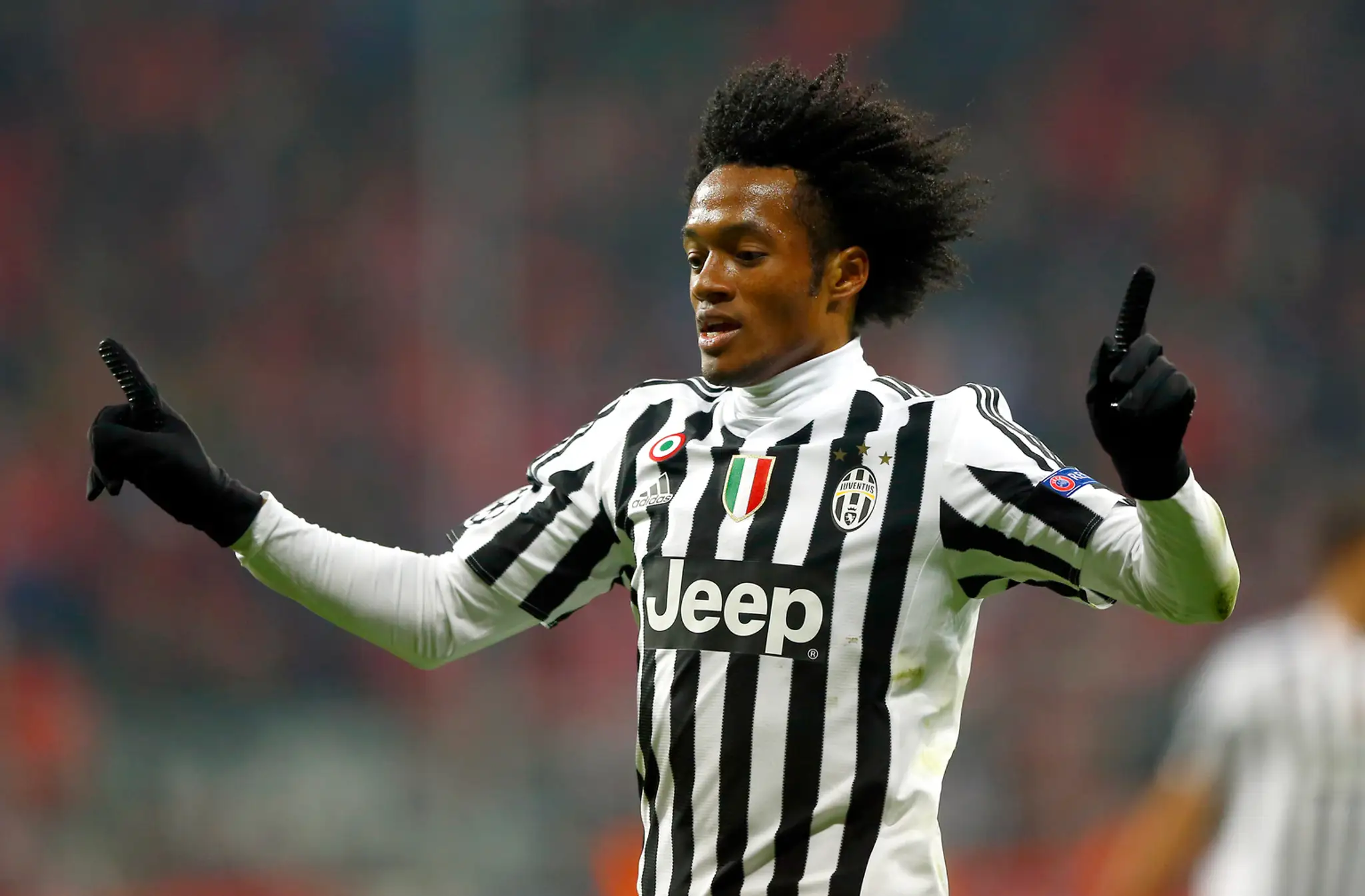 Kolumbijský stredopoliar Juventusu Juan Cuadrado oslavuje svoj gól a druhý Turína počas odvety osemfinále LM proti Bayernu