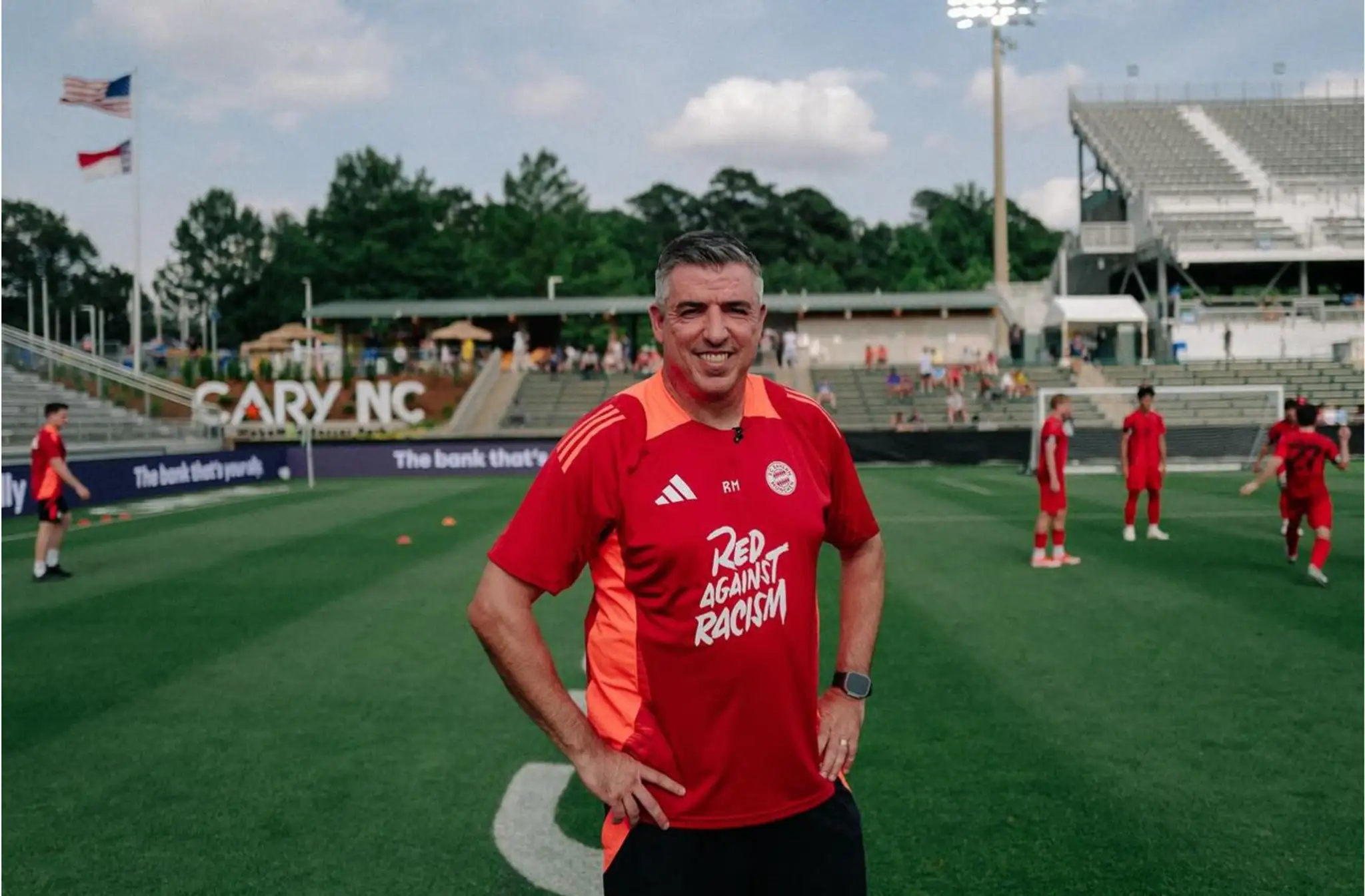 Hlavný tréner Svetového tímu Bayernu - legendárny fantóm Roy Makaay.