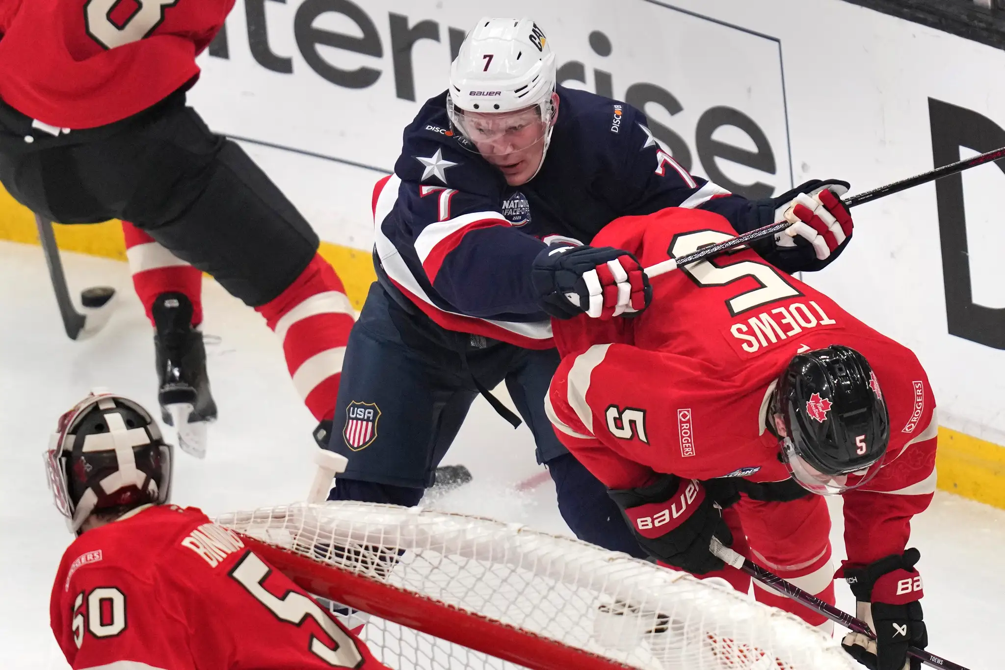 Brady Tkachuk sa prezentoval svojou typickou hrou.