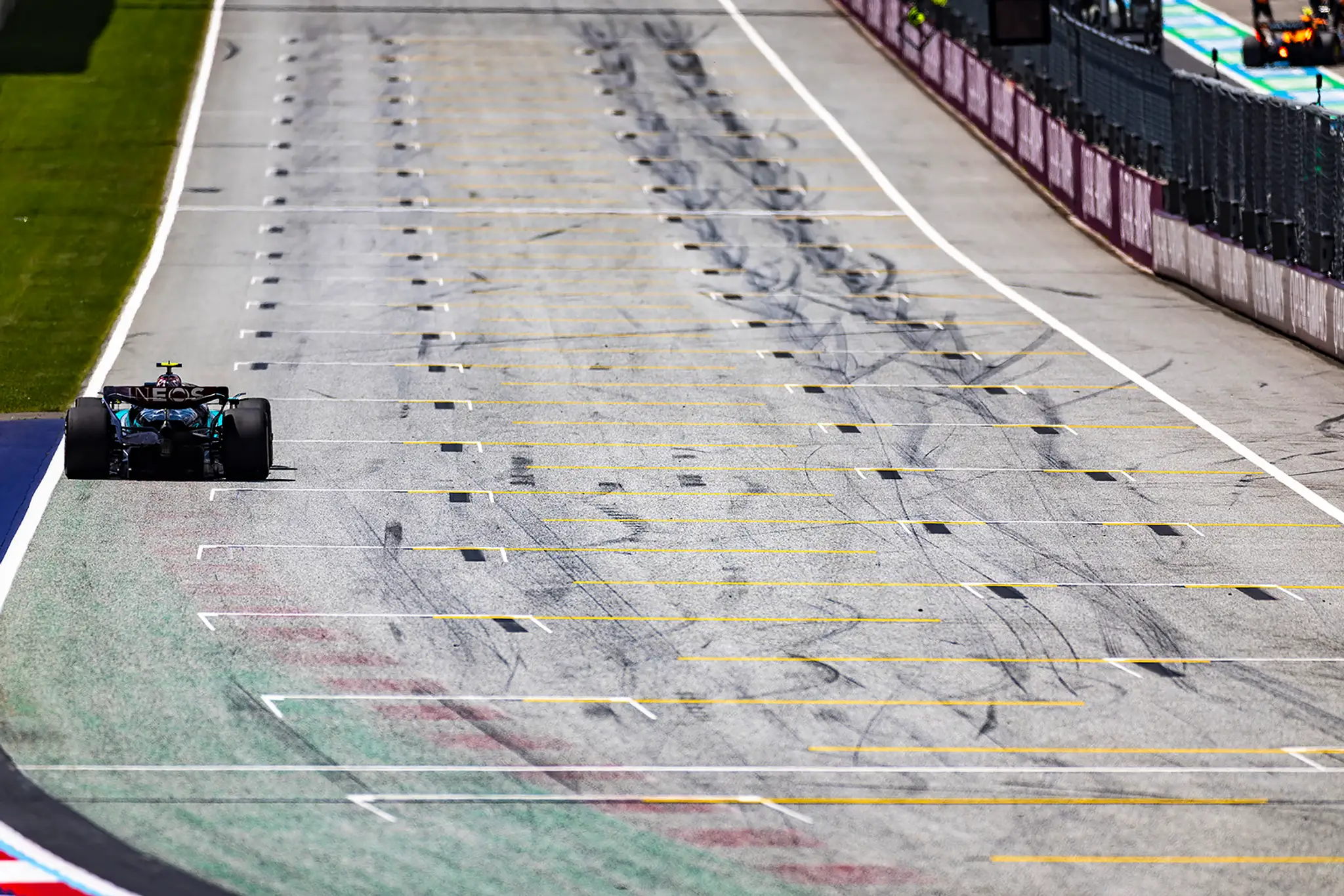 Lewis Hamilton na Mercedese na trati.