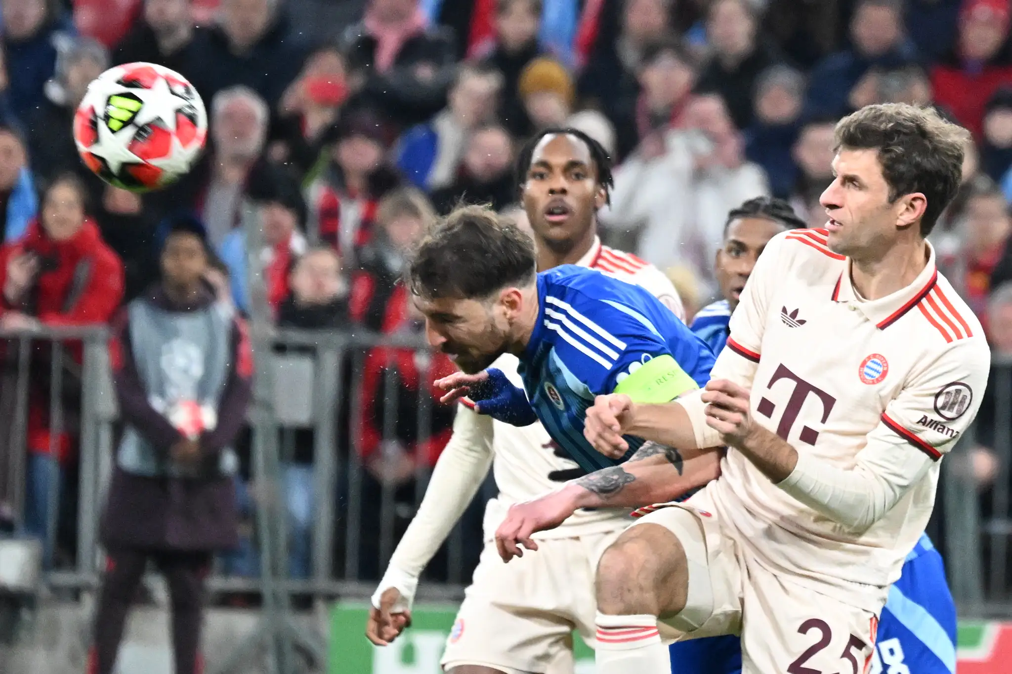 Momentka zo zápasu Bayernu Mníchov so Slovanom Bratislava