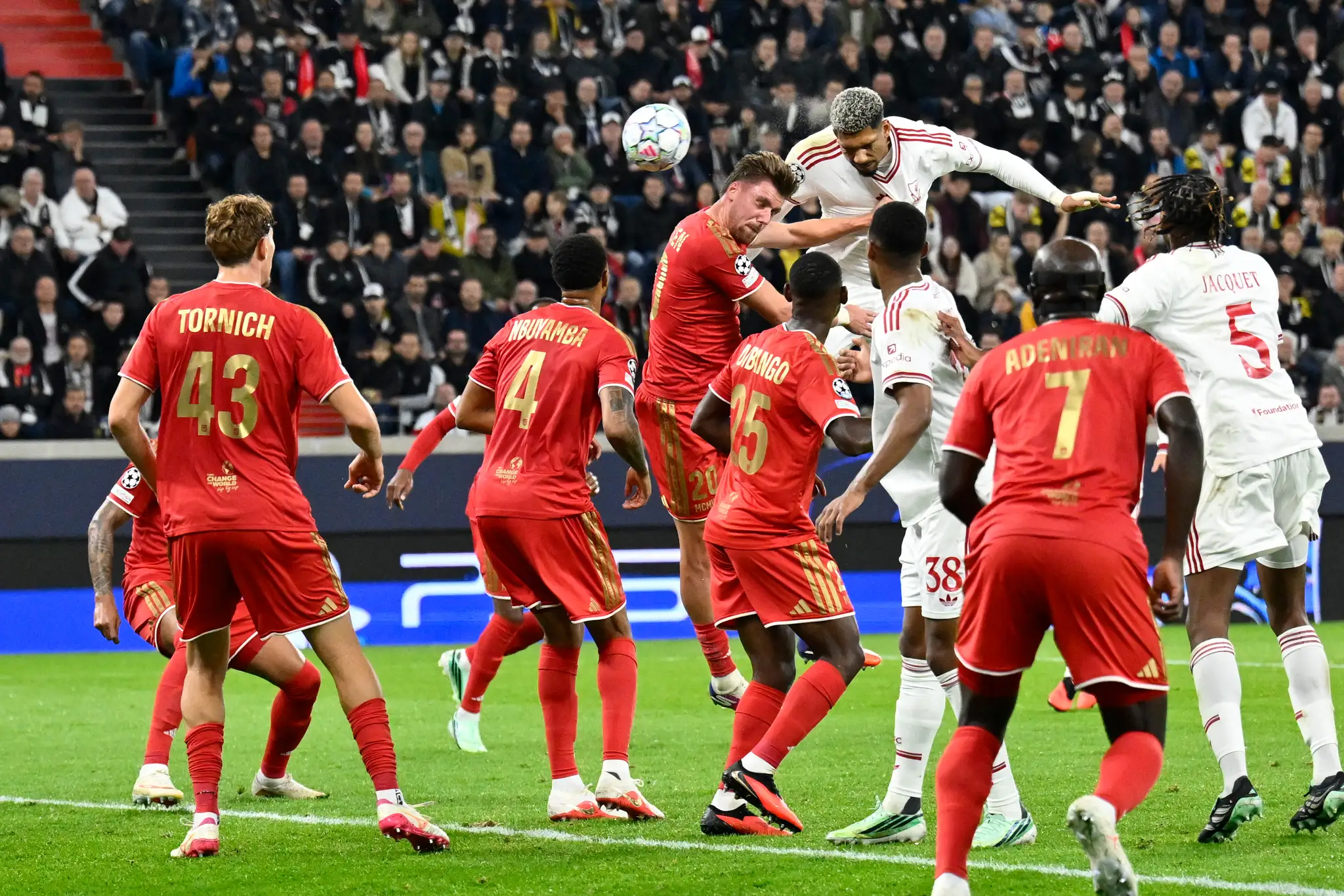 Hráč Liverpoolu Ronald Araujo (hore v pozadí) strieľa úvodný gól.