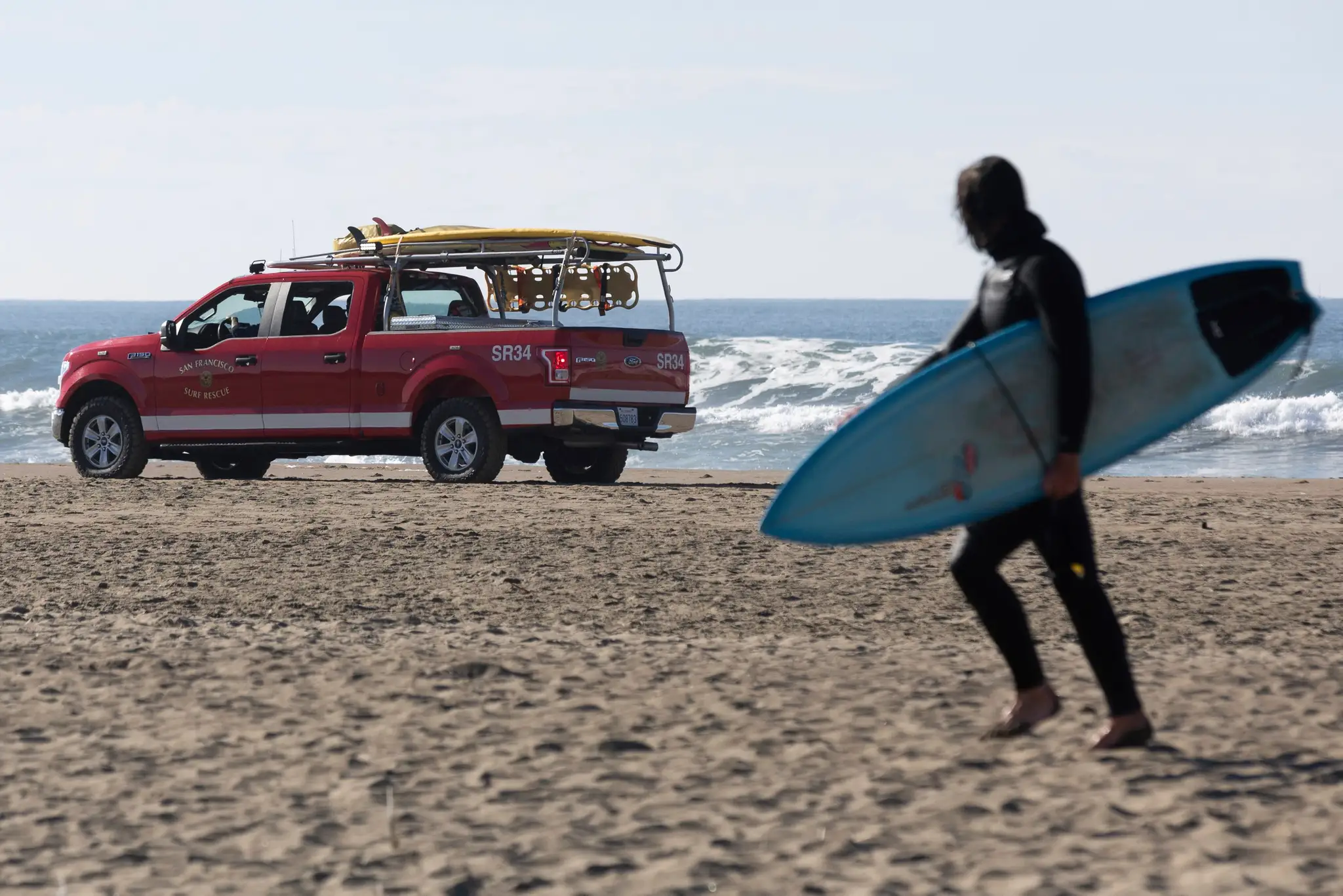 Záchranný tím v San Franciscu evakuuje surferov z pláže Ocean Beach v prípade možného cunami vo štvrtok 5. decembra 2024
