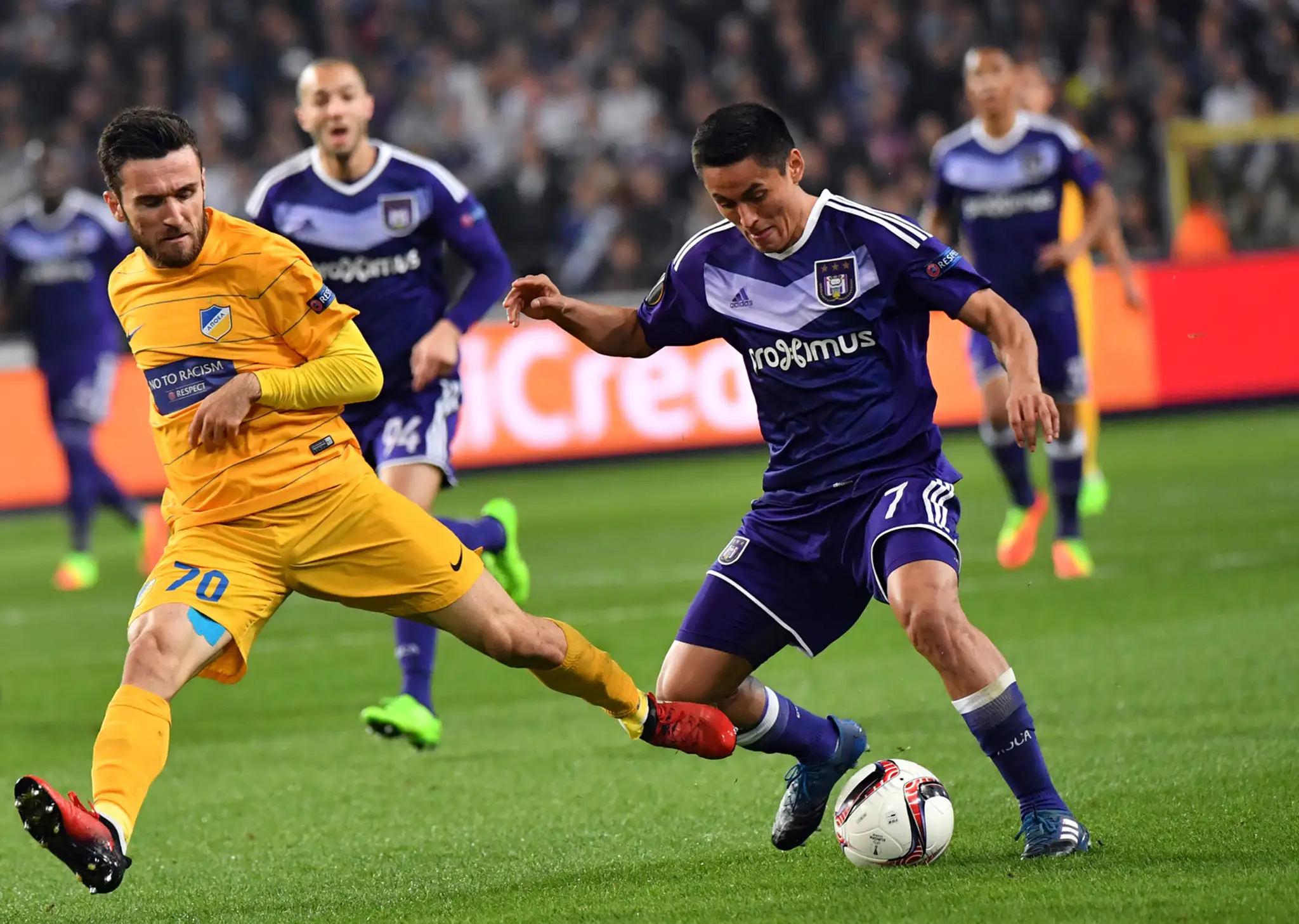 Yannis Gianniotas (vľavo) z APOELu v súboji o loptu s Andy Najarom z Anderlechtu v odvete osemfinále EL.