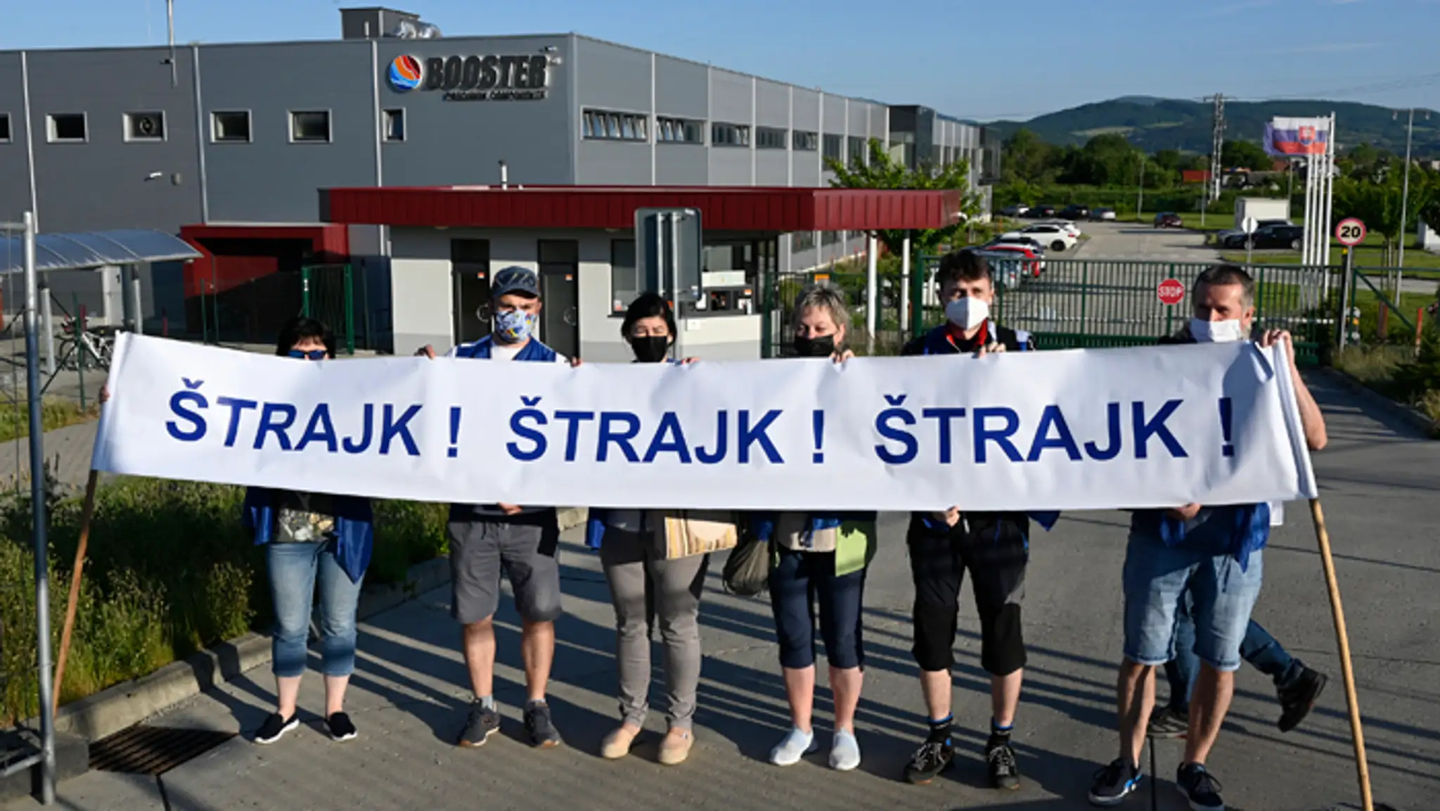 Ostrý štrajk zamestnancov firmy Booster Precision Components v Beluši.
