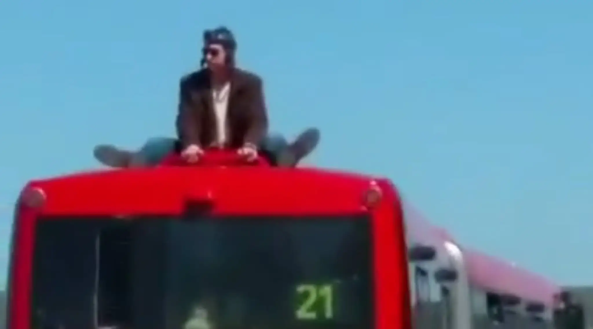 Šialenec na streche autobusu č.21