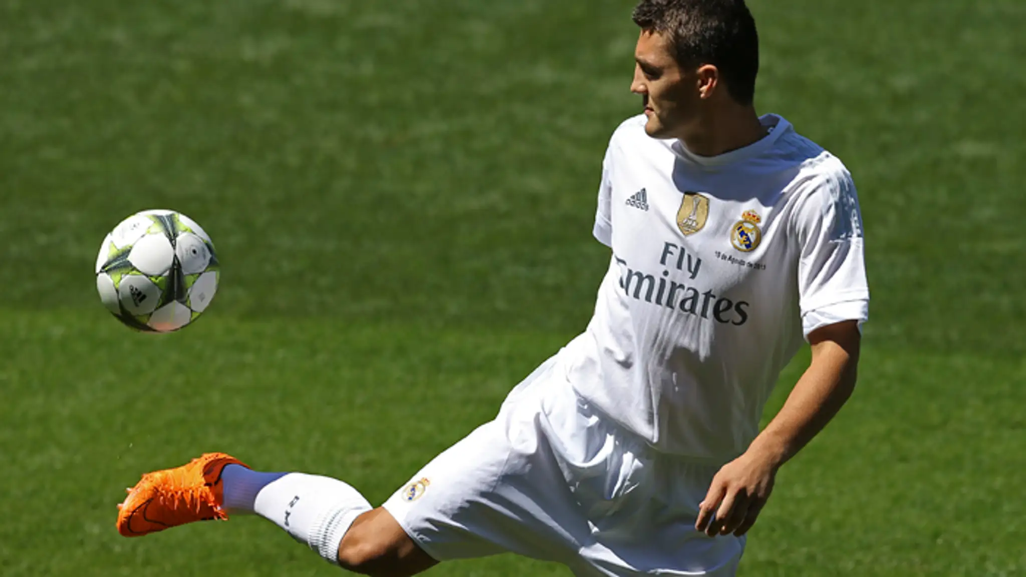 Mateo Kovačič na oficiálnej prezentácií na štadióne Santiago Bernabeu v Madride.
