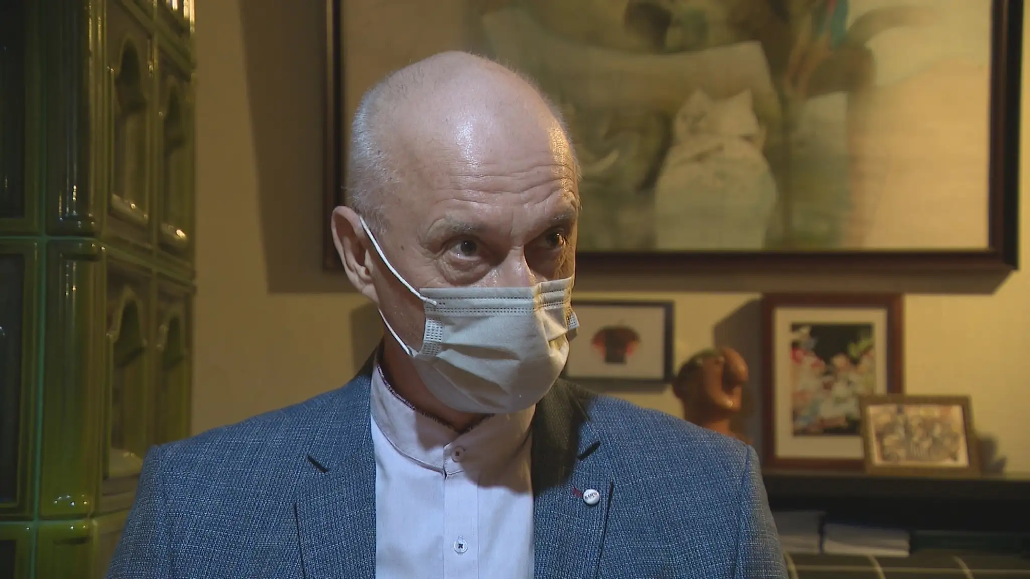 Iracký prezident Barhám Sálih (vľavo) si podáva ruku s pápežom Františkom počas ich stretnutia v prezidentskom paláci v Bagdade.