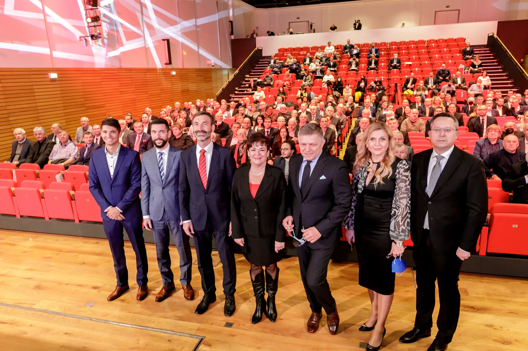 Zľava Erik Kaliňák, Richard Takáč, Juraj Blanár, členka strany Kvetoslava Hejbalová, Robert Fico, Jana Vaľová a Ladislav Kamenic