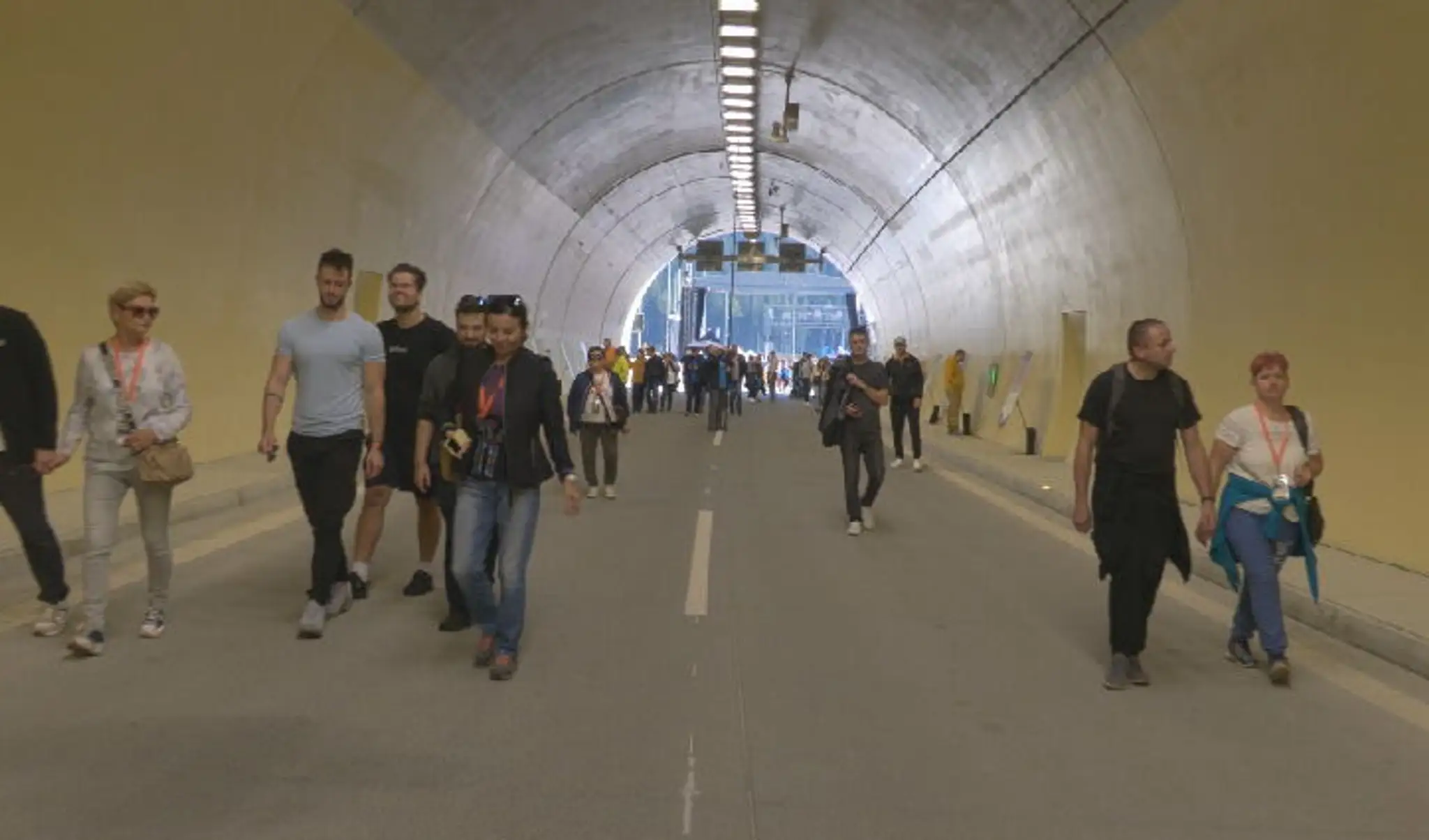 Na snímke ľudia v novom tuneli Čebrať.