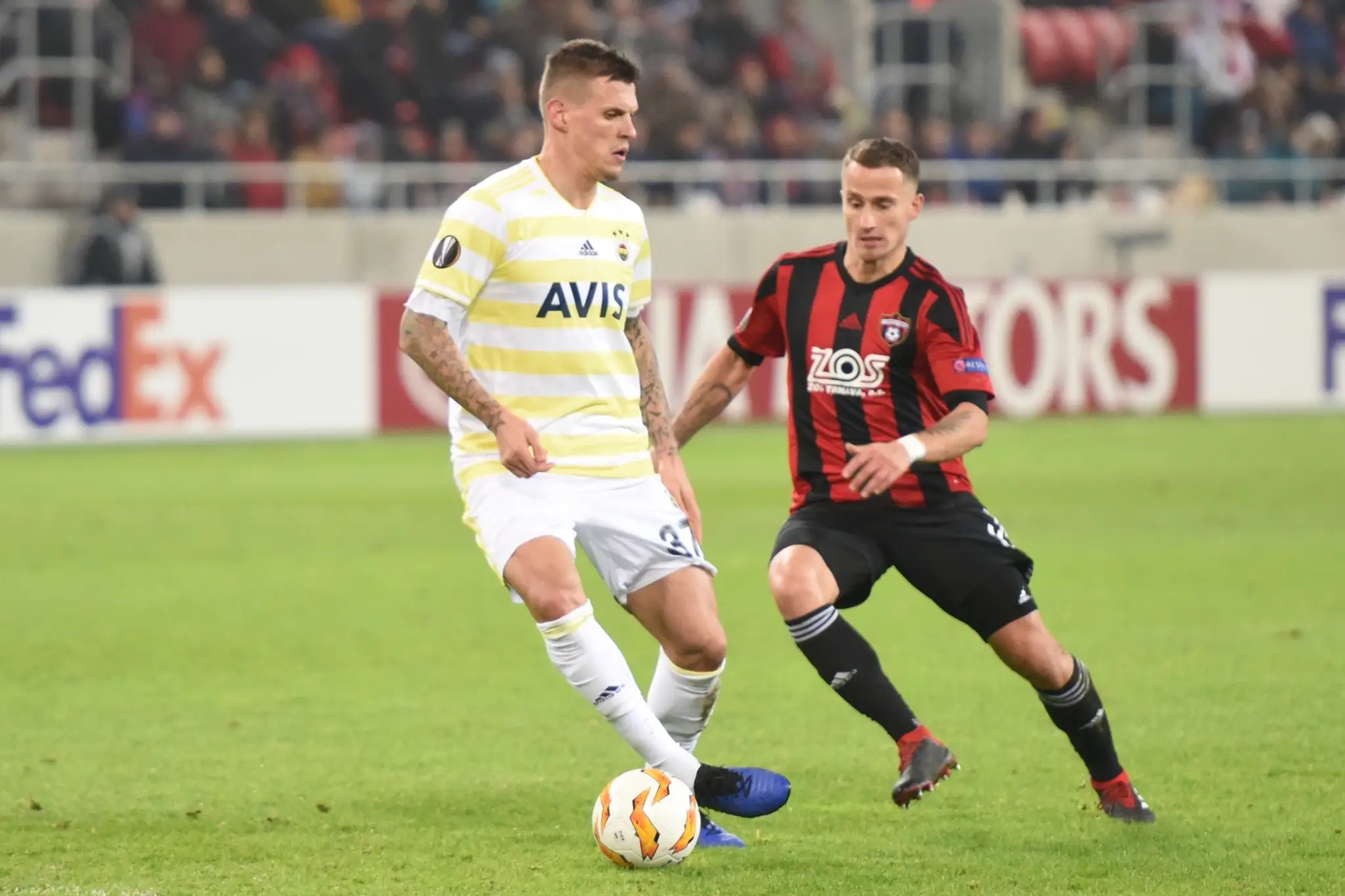 Erik Grendel (vpravo) z Trnavy a Martin Škrtel z Fenerbahce v súboji v zápase EL.