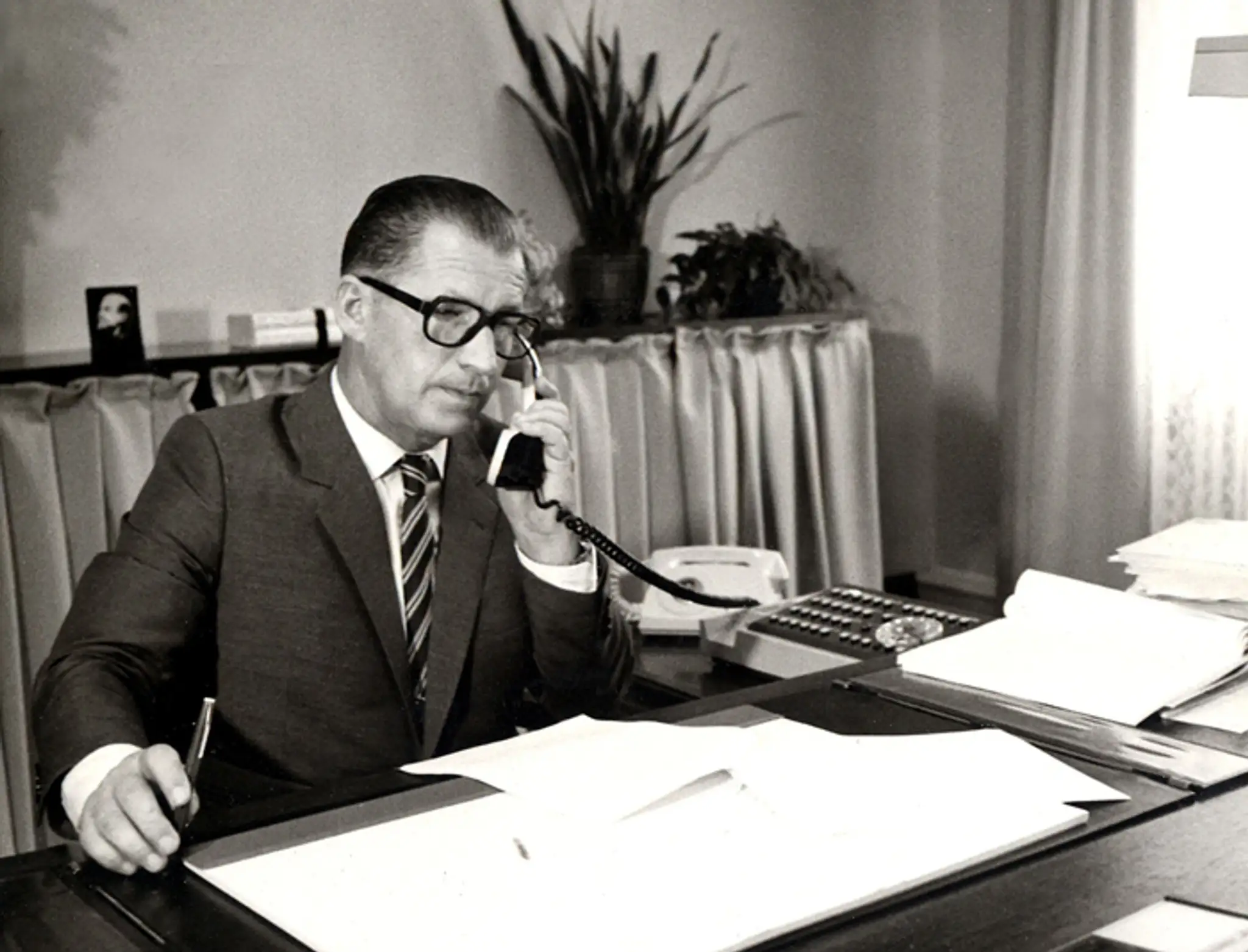 Na archívnej snímke z októbra 1984 je predseda vlády ČSSR Lubomír Štrougal vo svojej pracovni v Prahe.