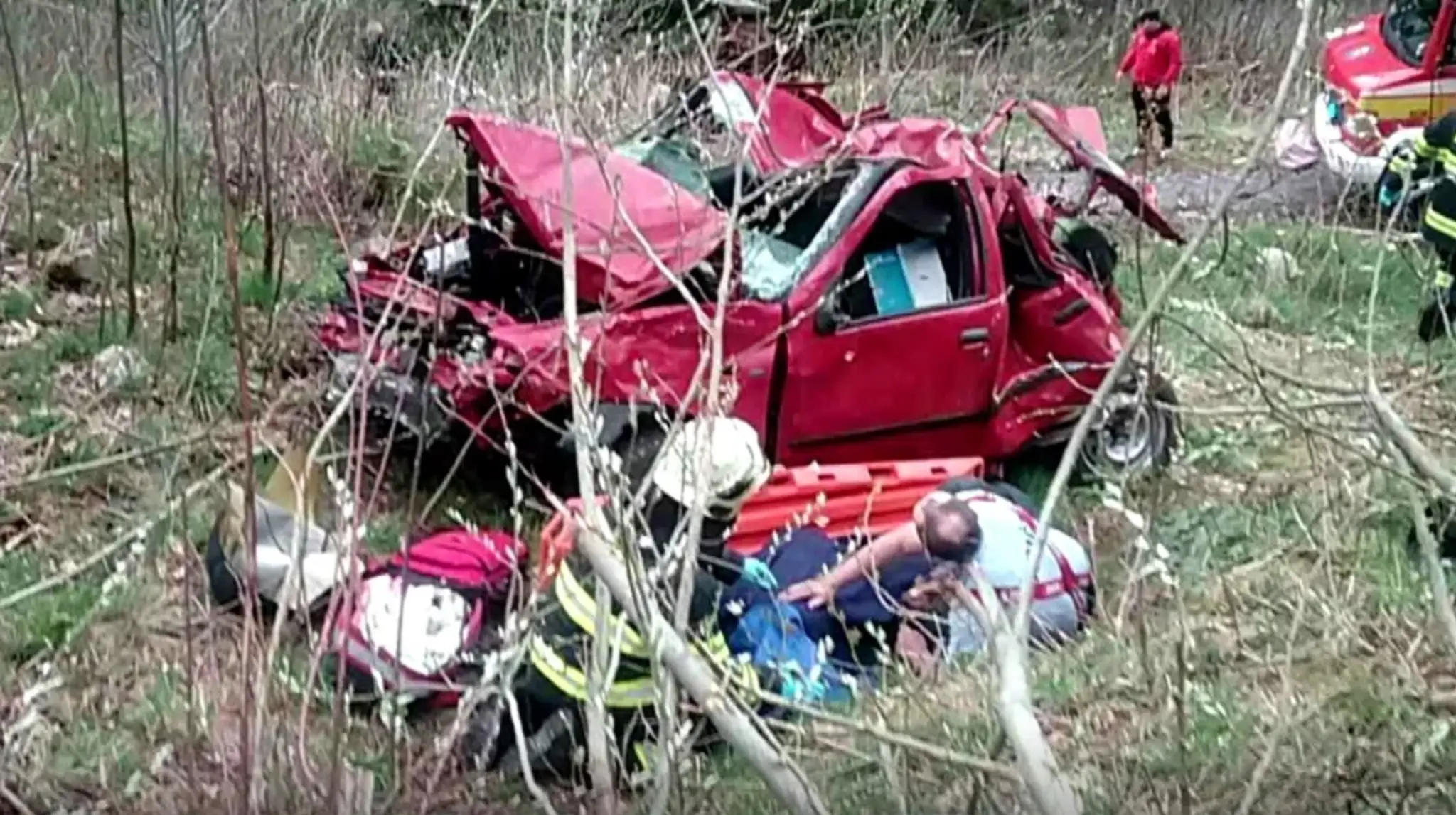 Auto je úplne zdemolované.