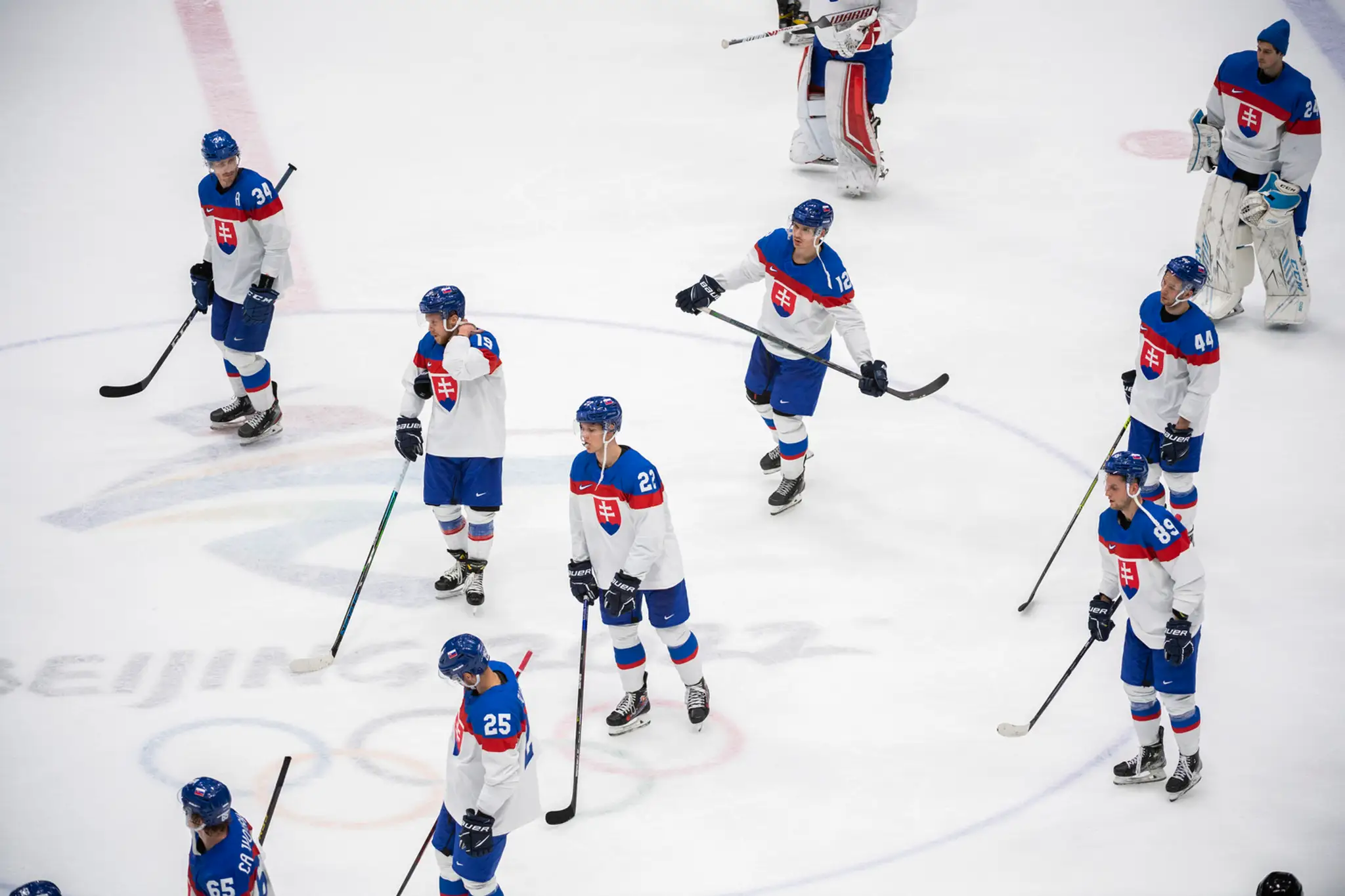 Slovenskí hokejisti odchádzajú z ľadu po s Fínskom na ZOH 2022.