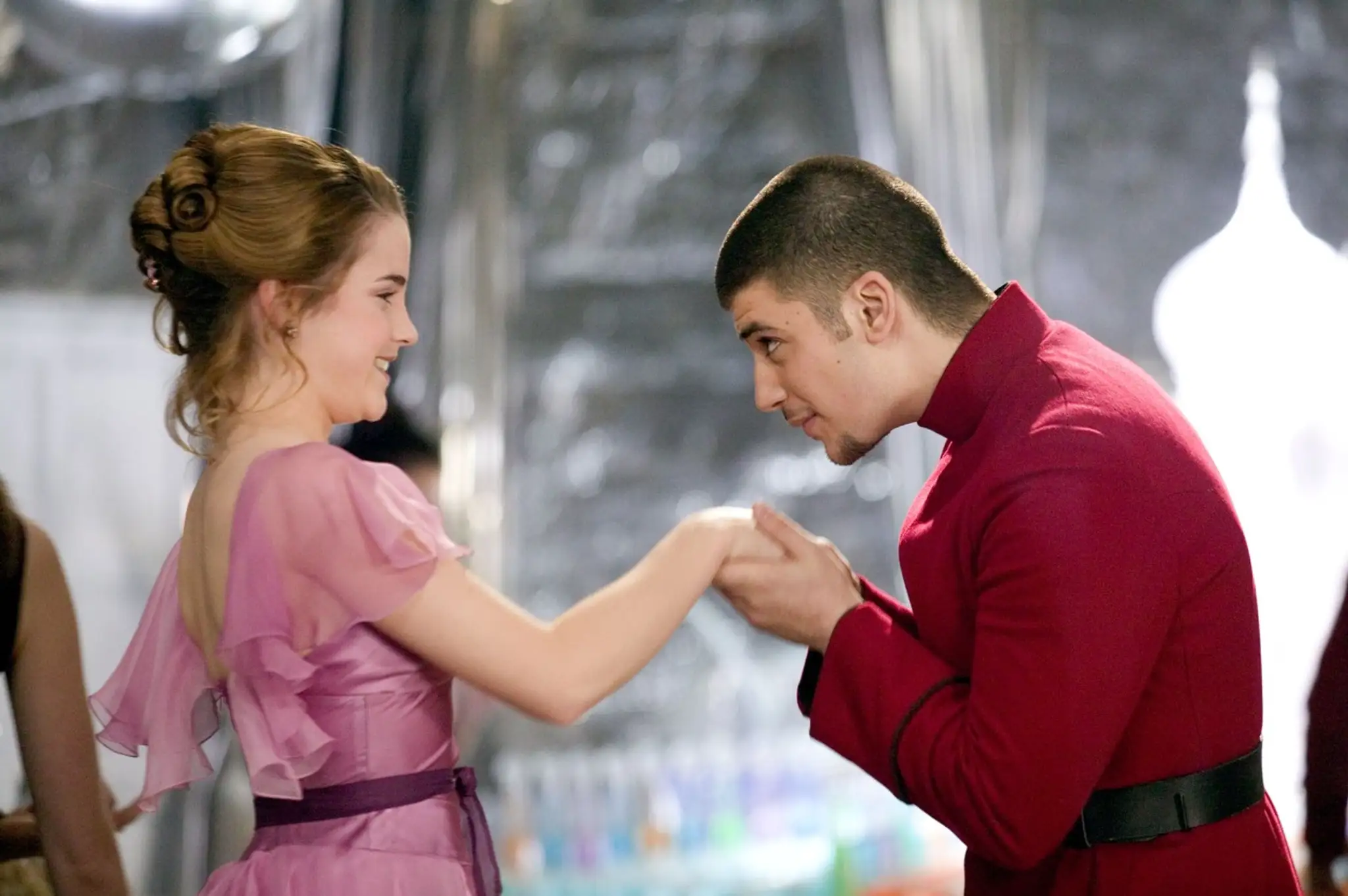 Emma Watson a Stanislav Ianevski vo filme Harry Potter a Ohnivá čaša