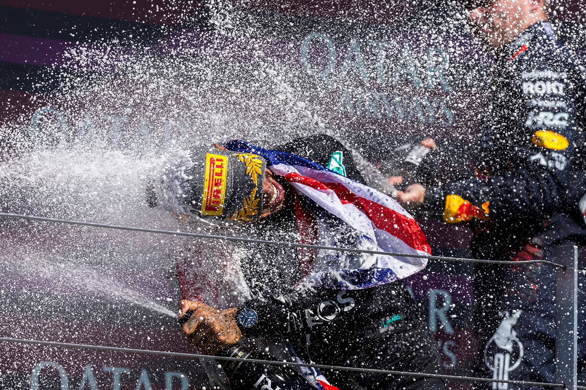 Lewis Hamilton (Mercedes) zažil minulý rok dve víťazstvá, ale aj množstvo sklamaní zo slabého a nepredvídateľného auta. Tu sa teší zo slávneho a nezabudnuteľného víťazstva na domácej VC v Silverstone.