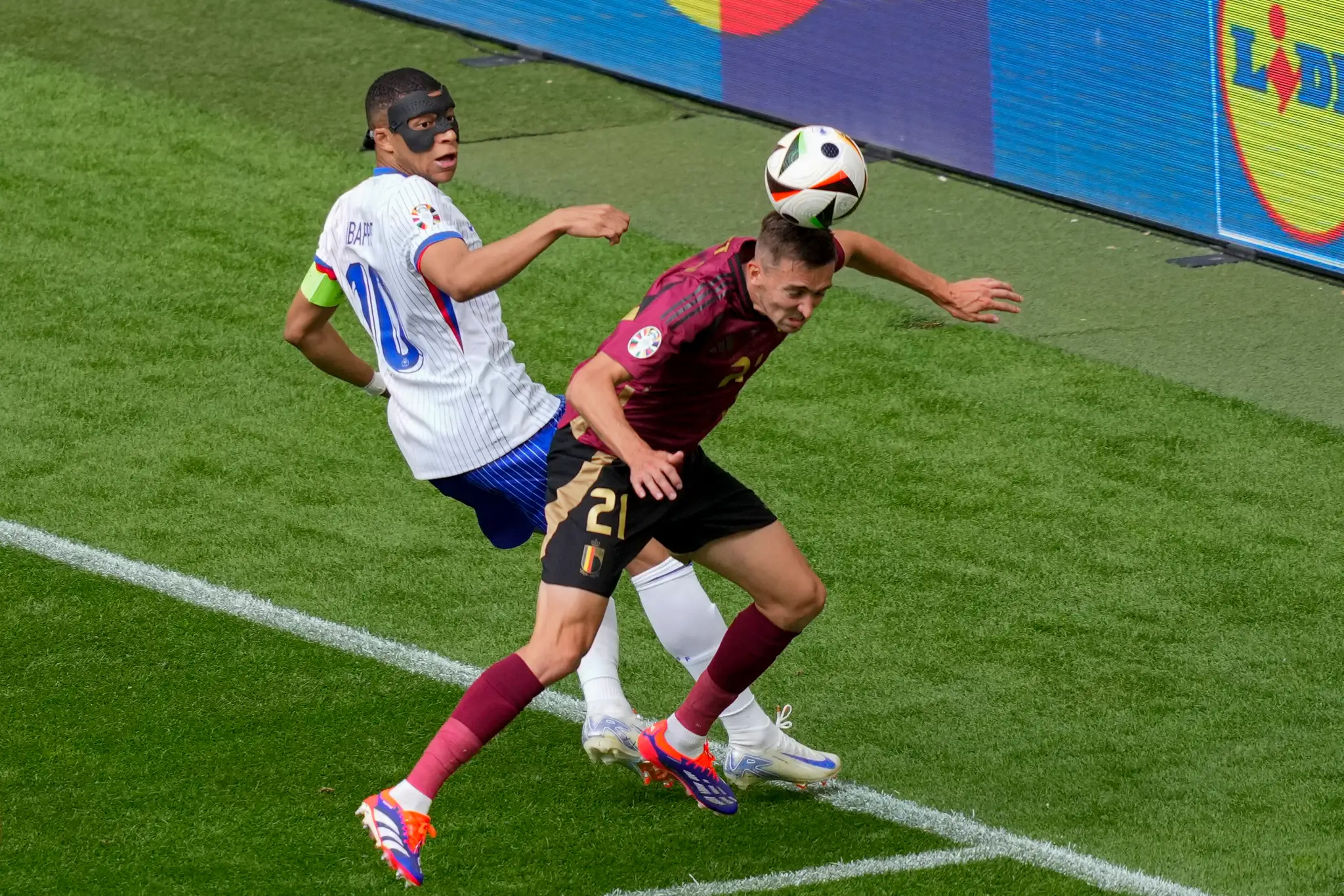 Sprava Belgičan Timothy Castagne a Francúz Kylian Mbappé v osemfinále ME 2024.