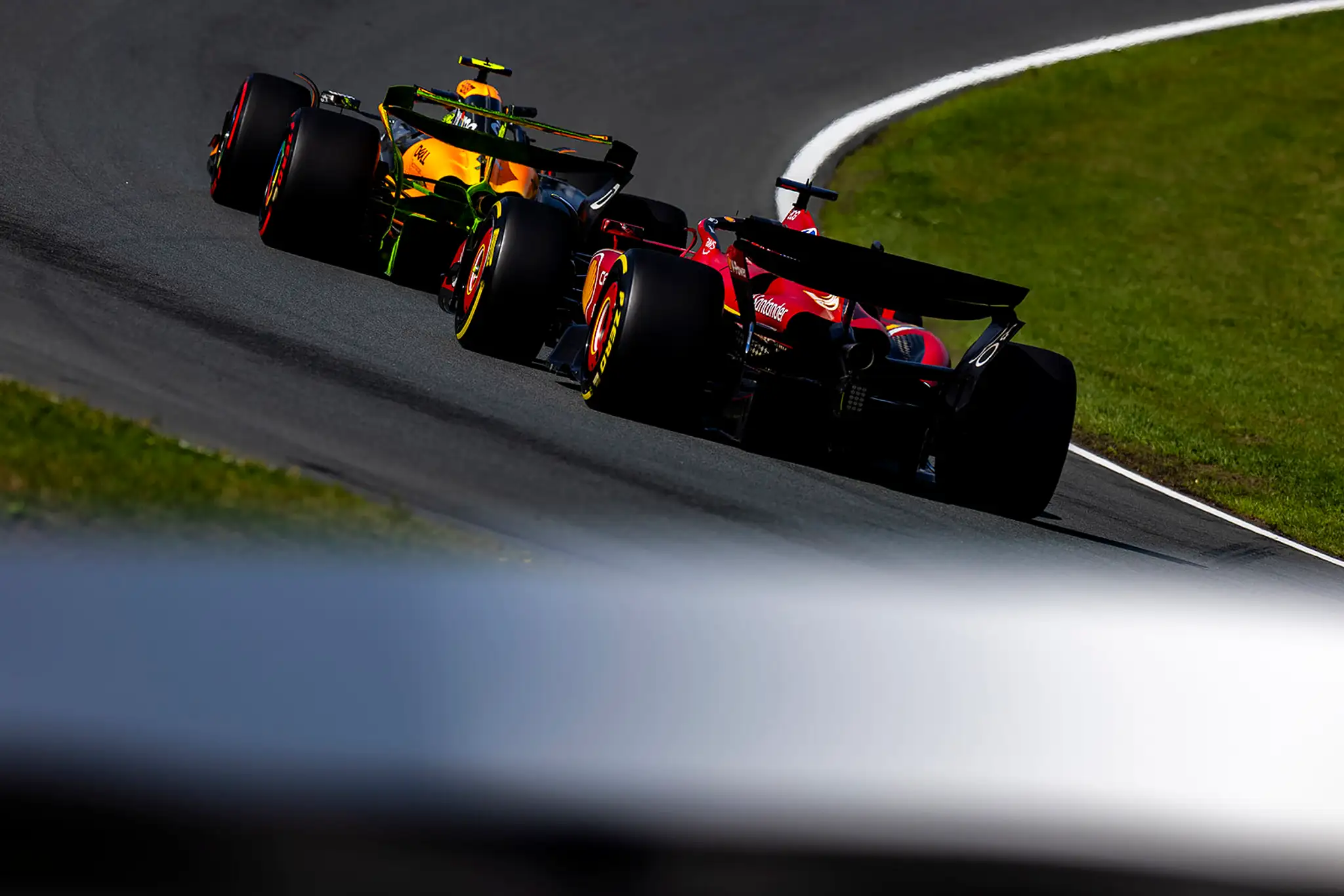 Vzadu Charles LeClerc na Ferrari.