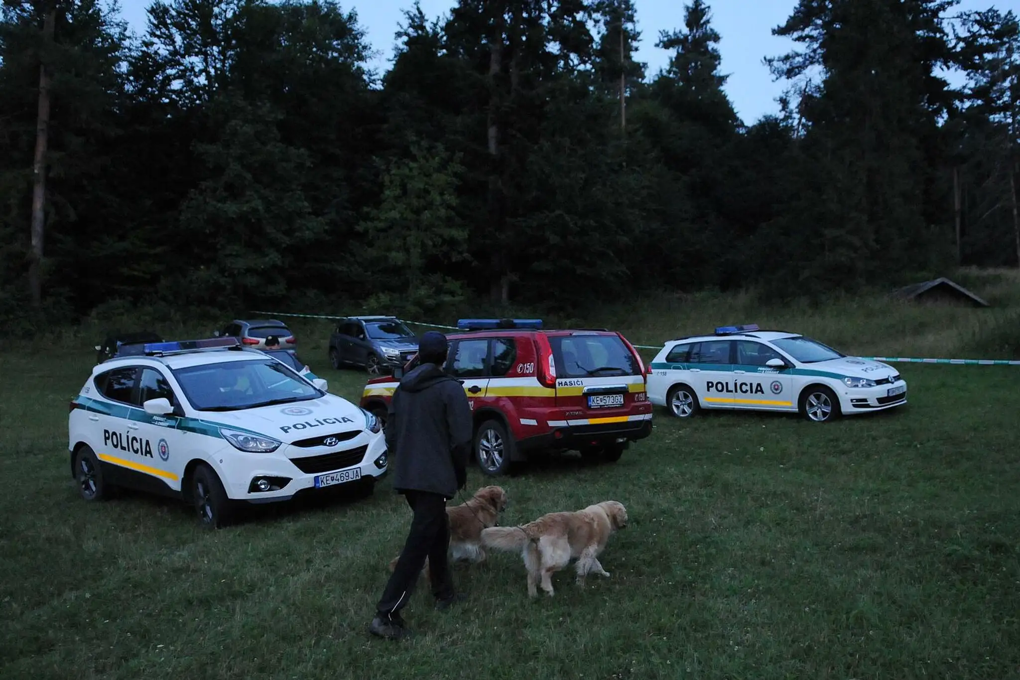Policajné autá na mieste, kde padol vrtuľník v Slovenskom raji.