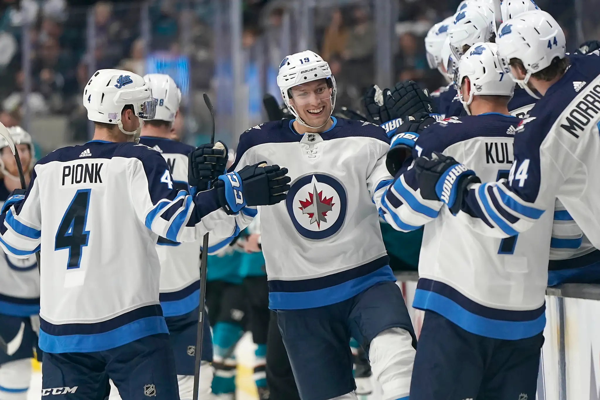 Zľava Travis Dermott, Cody Ceci, John Tavares a Iľja Michejev z Toronta oslavujú gól proti Detroitu.